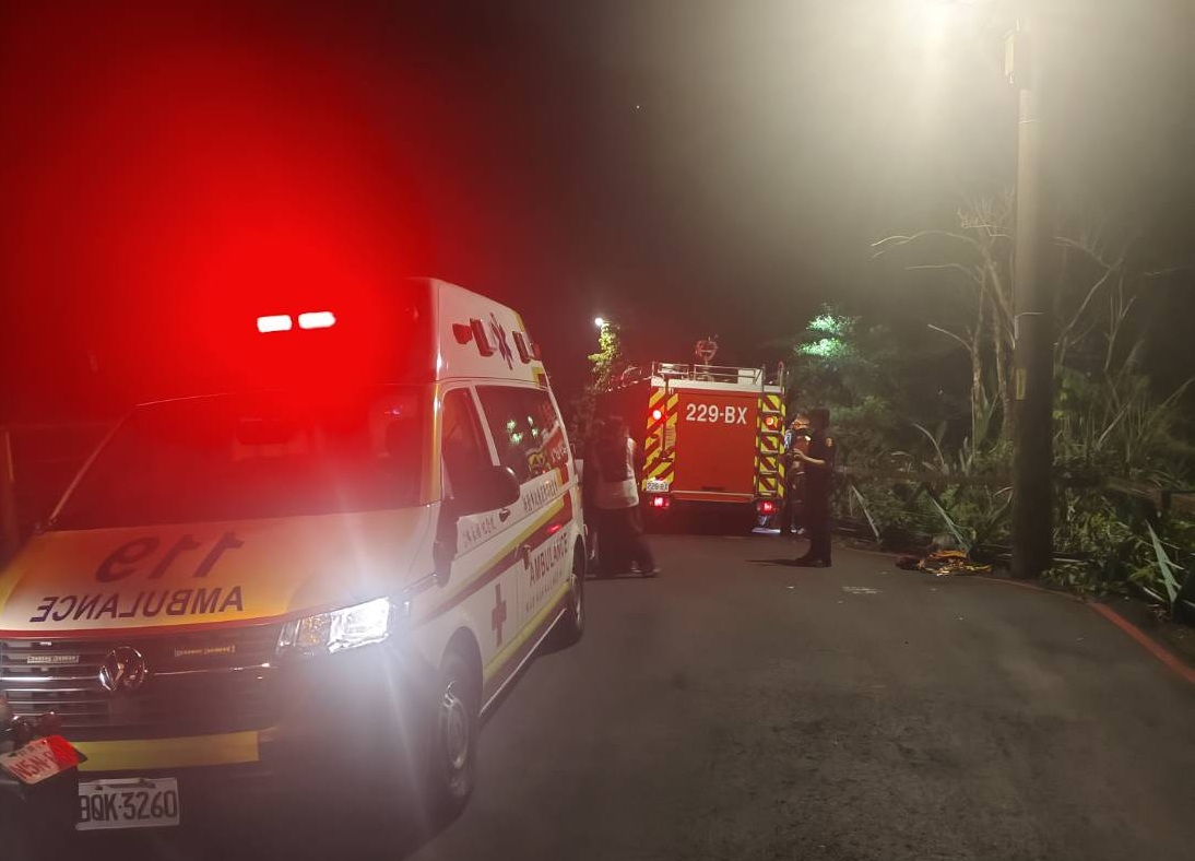 一名林姓男子昨晚在烏來與女友酒後吵架,竟墜50公尺深谷,警消漏夜搜救忙翻了,尋獲男子他僅輕傷,但拒絕送醫。(翻攝畫面)