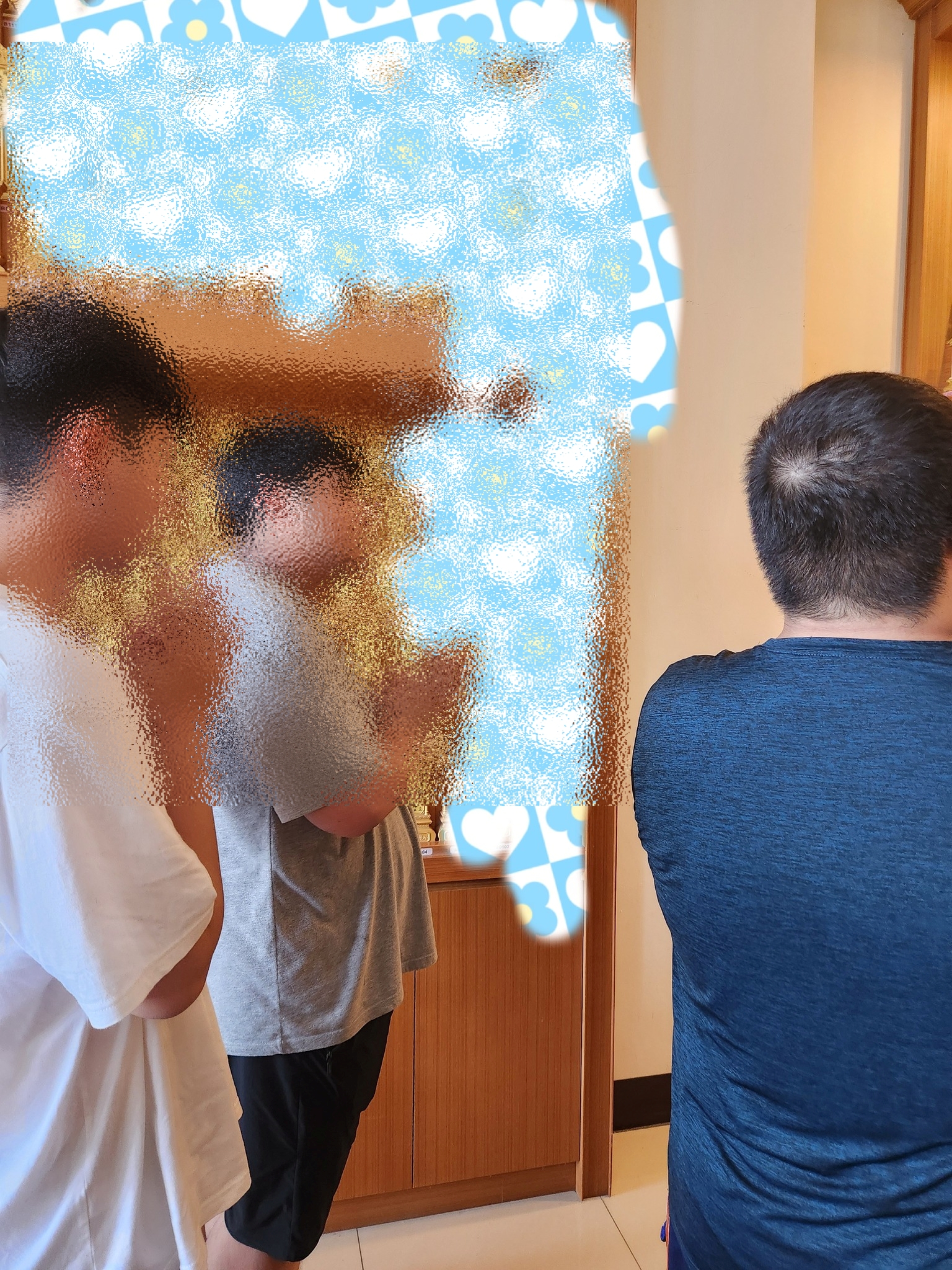 盧瑋今年父親節在臉書分享，二兒子和小兒子特地排假想去祭拜李爸。（翻攝自李爸水餃）