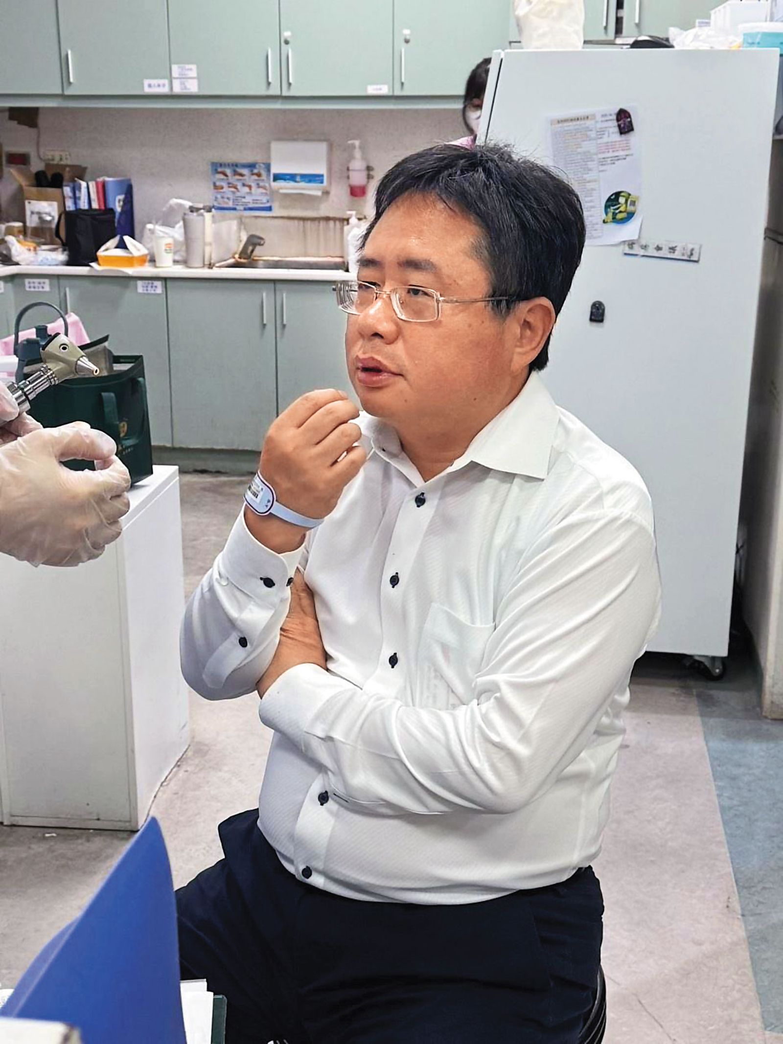 矢板明夫遭襲擊後，臉部受傷紅腫，隨即到診所就醫。（施志昌提供）