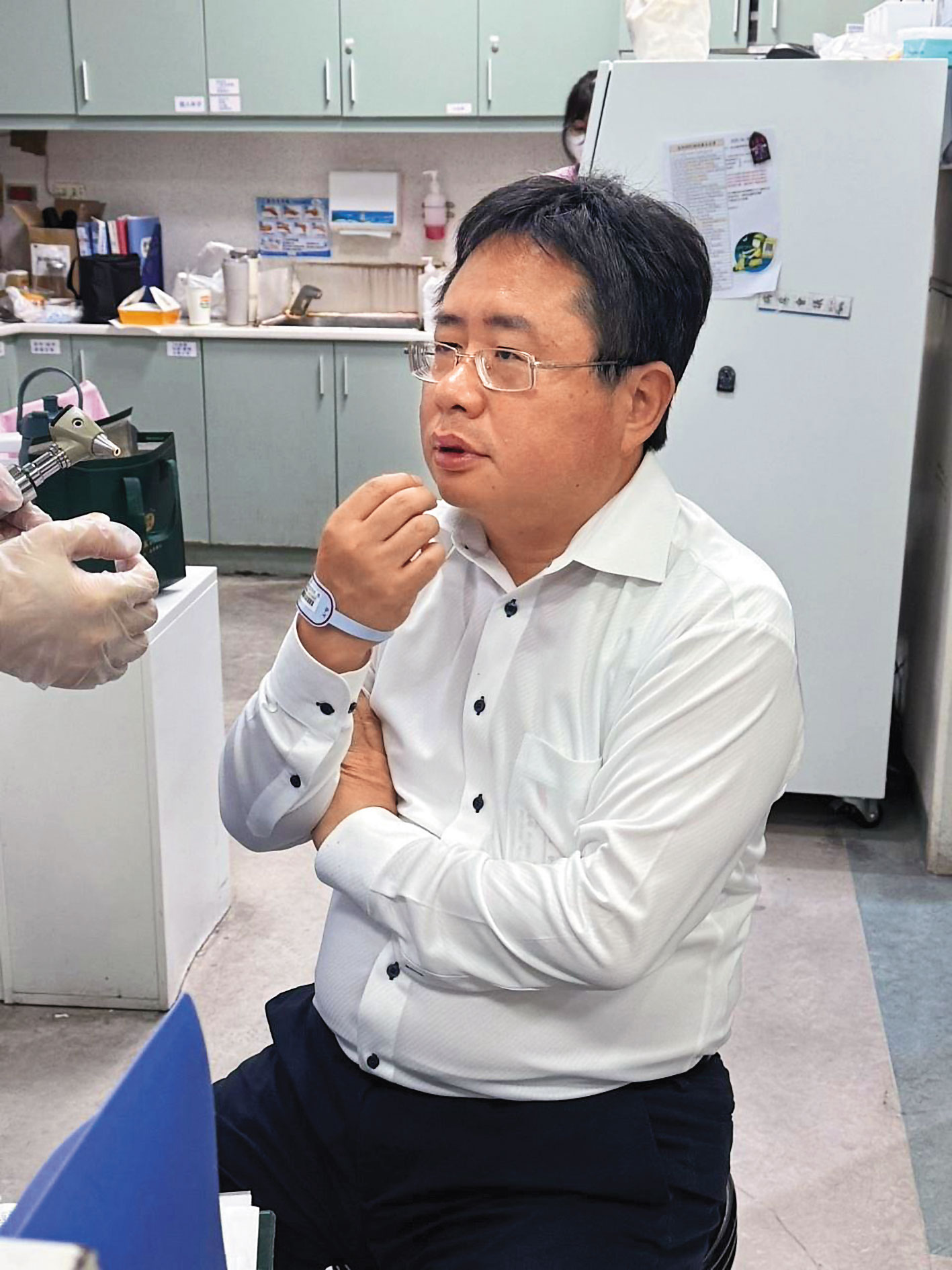 矢板明夫遭襲擊後，臉部受傷紅腫，隨即到診所就醫。（施志昌提供）