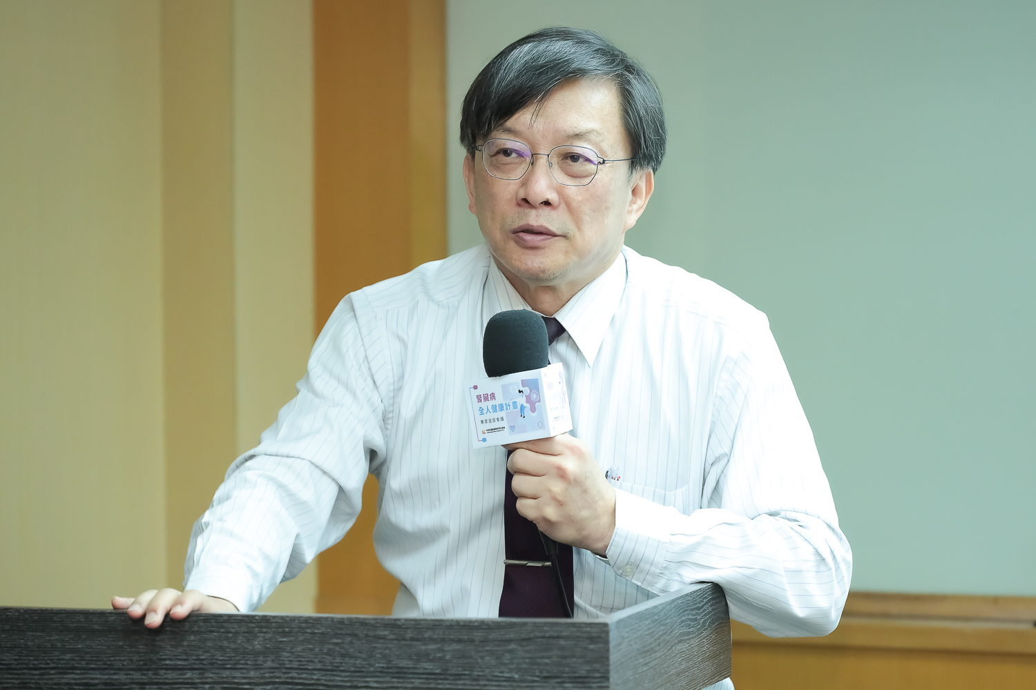 台灣腎臟醫學會名譽理事長黃尚志表示,二、三十年前有人認為腎臟科醫師就是洗腎科醫生,「但我認為腎臟科醫師應該是要對腎臟疾病造成腎功能衰竭的病人積極治療、救亡圖存,怎麼反而只在醫療腎臟已經遭受破壞、功能幾乎損失殆盡的洗腎病人呢?」