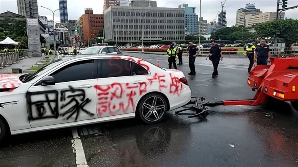 2024年杜男駕駛噴有「國家認知作戰」字樣的車輛撞向總統府。翻攝畫面