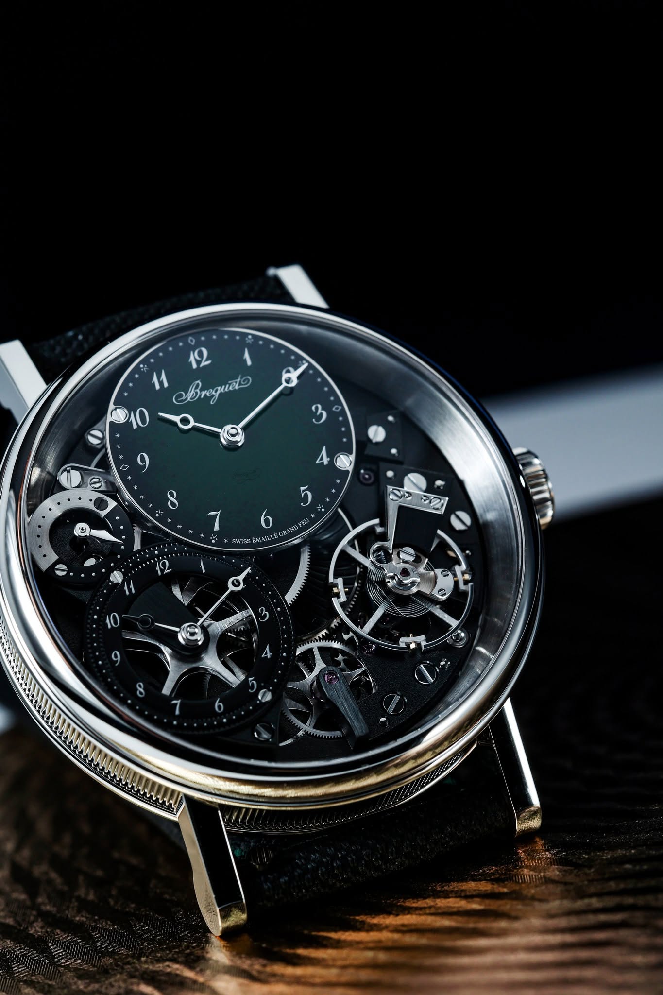 寶璣 Tradition GMT 7067,面盤採用煙燻綠漸層色澤的「大明火」琺瑯處理。