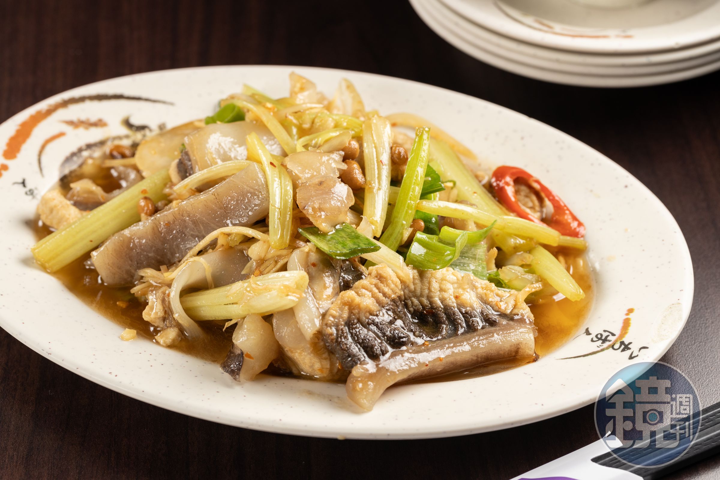 「炒鯊娘尾」使用鯊魚尾巴部位,能同時吃得到魚皮膠質的Q彈與魚肉的鮮嫩。(220元/份)