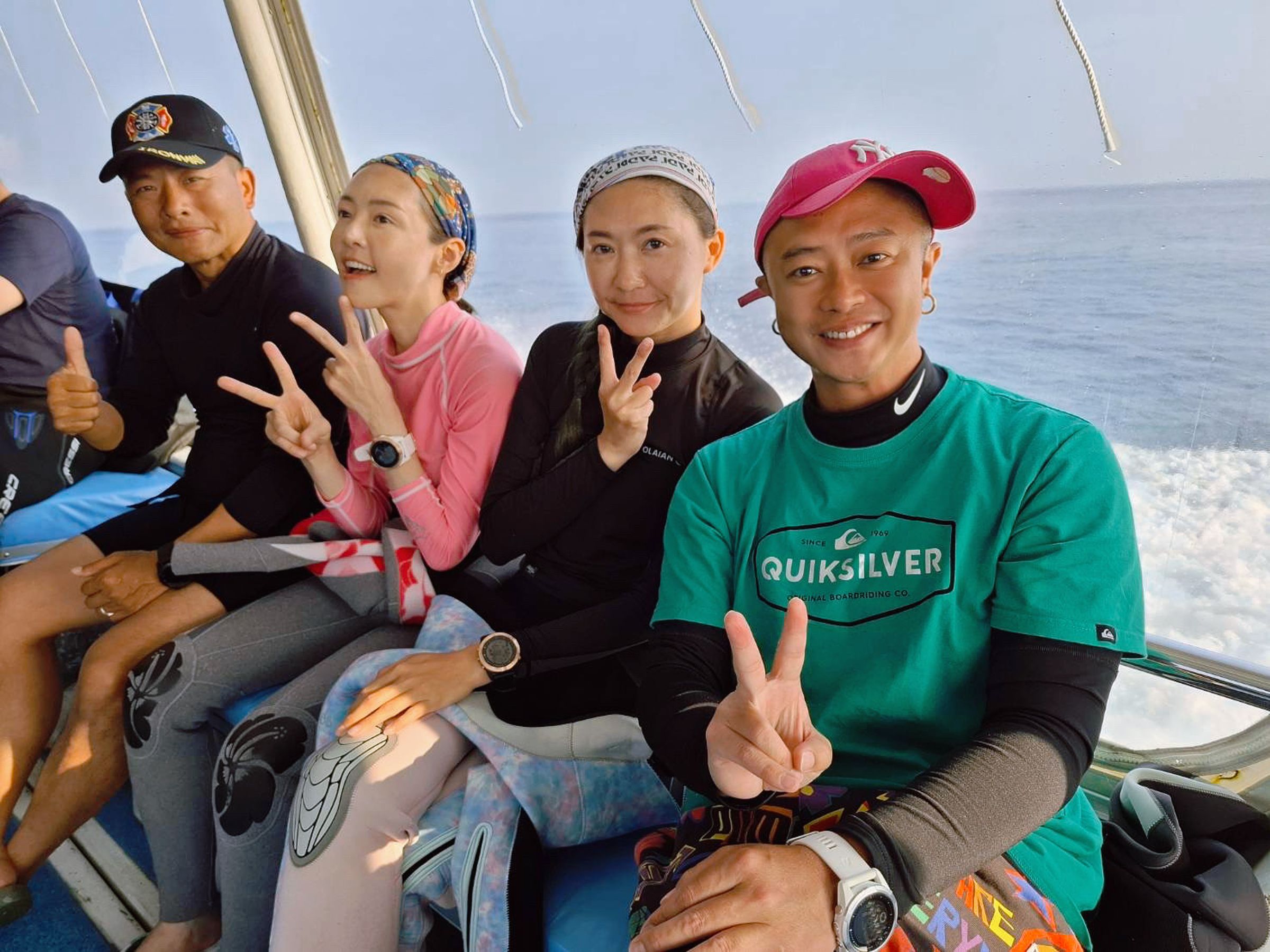 彈頭（右至左）、潛水小白LULU、POPO與潛水教練黃春源一同前往沖繩錄製《沖繩潛規則》節目。（美秀創意提供）