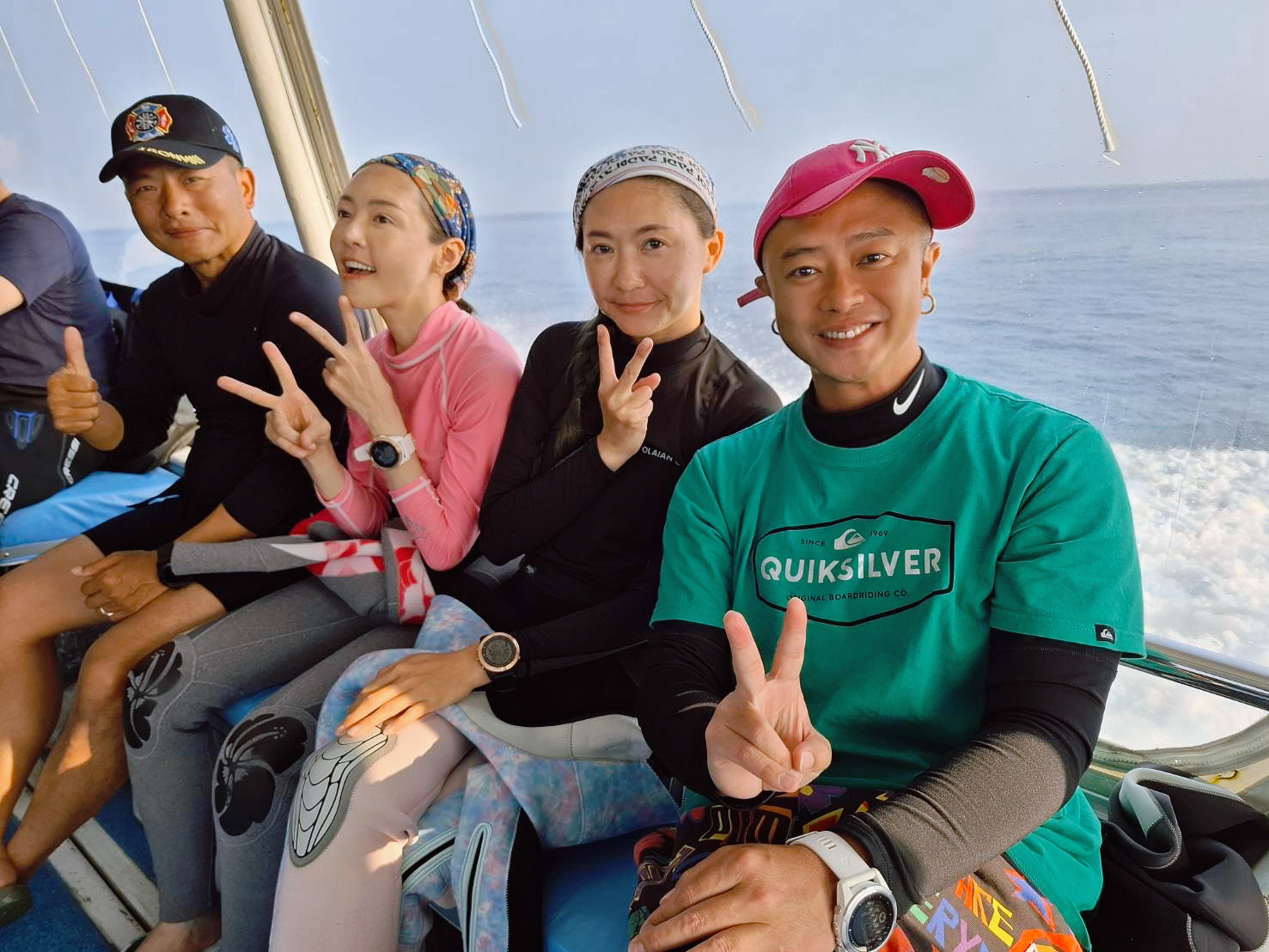 彈頭(右至左)、潛水小白LULU、POPO與潛水教練黃春源一同前往沖繩錄製《沖繩潛規則》節目。(美秀創意提供)