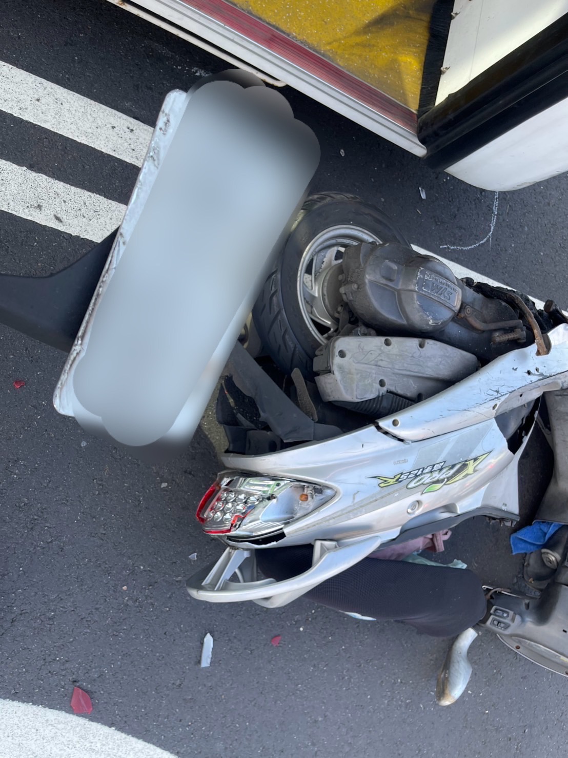 挨撞機車騎士連人帶車倒成一片,所幸送醫後無大礙。(翻攝畫面)
