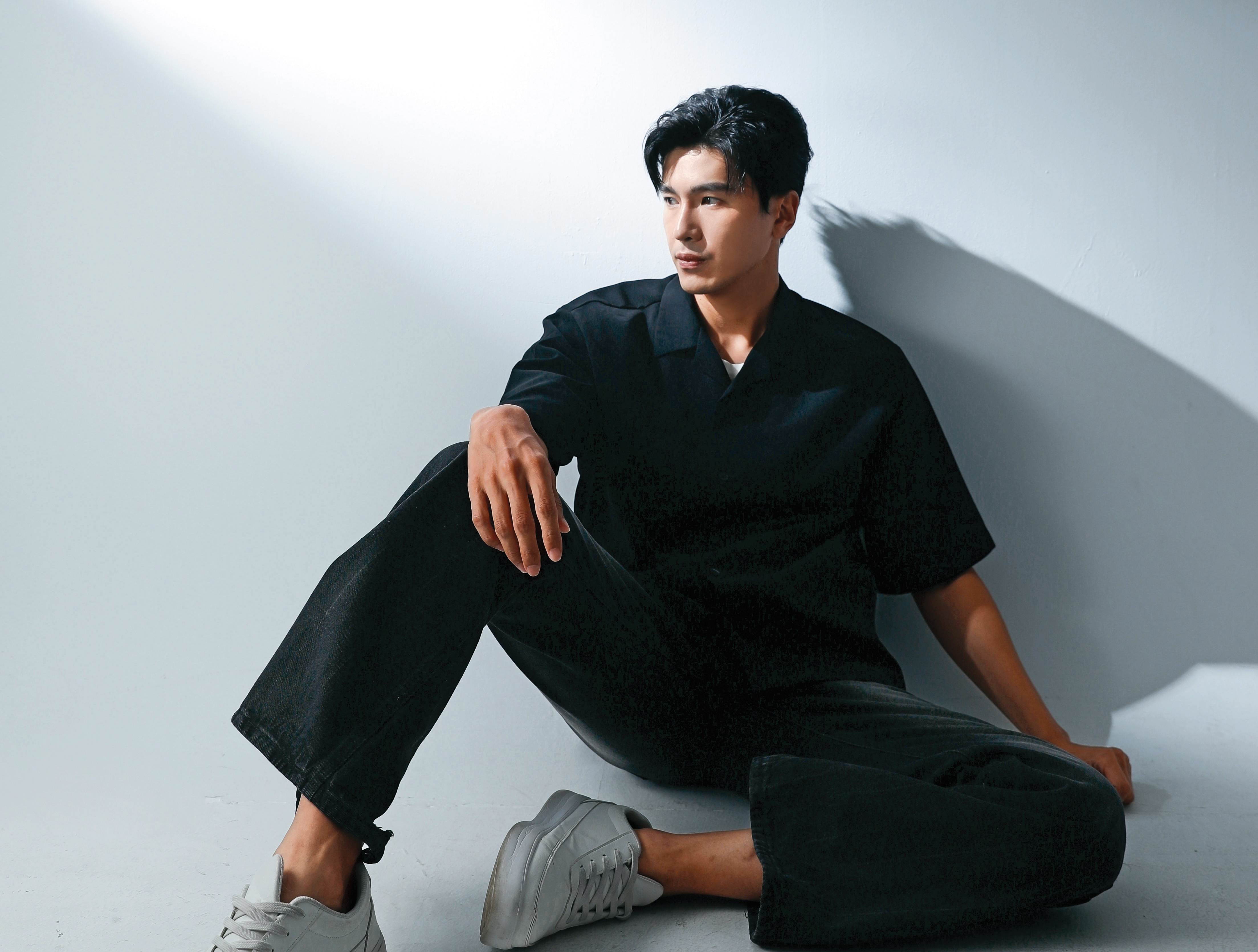 劉泯廷懷抱歌唱夢走入演藝圈，轉入戲劇藉演技讓自己站穩腳步。