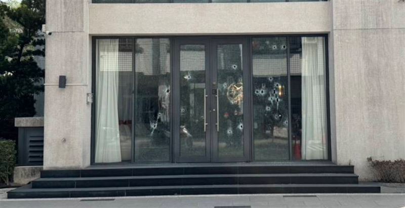 台中市太平區中山路三段25巷一間茶行今（5日）上午10點多驚傳槍響，茶行玻璃門滿是彈孔。（翻攝畫面）