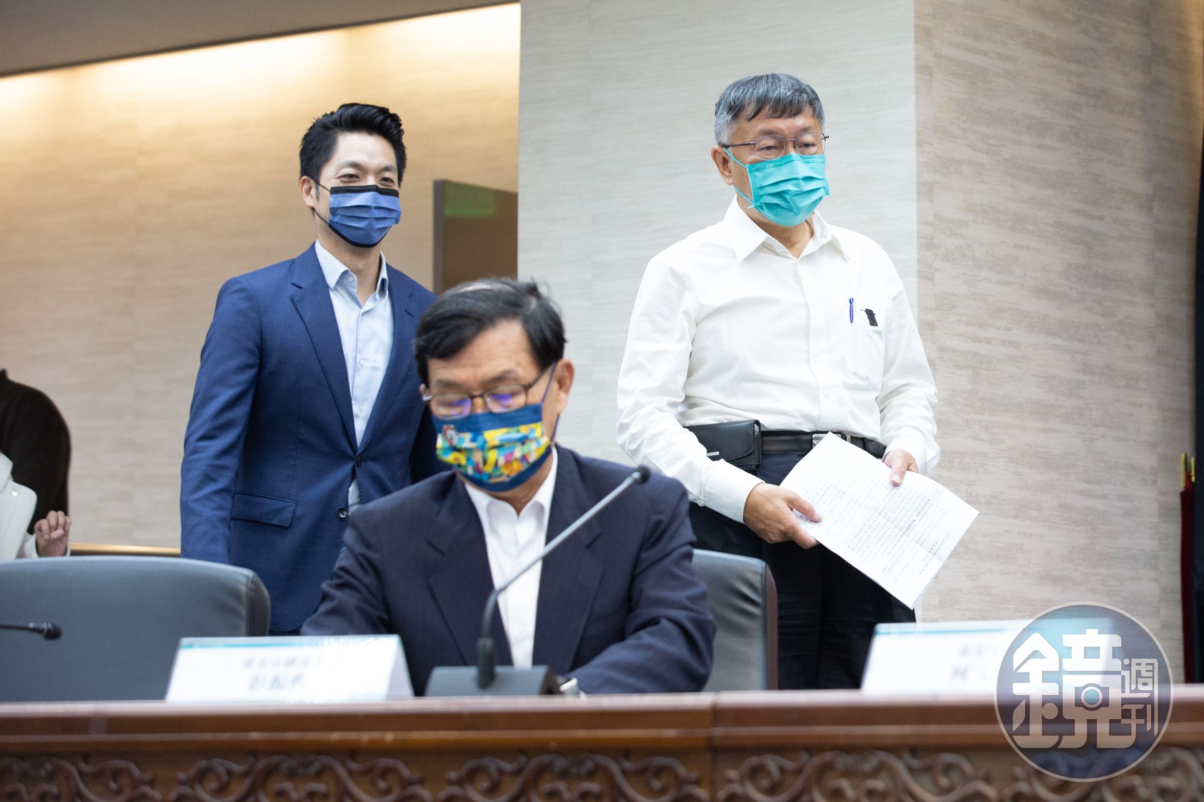 前台北市副市長彭振聲（前）今出席台北市議會精華城調查小組，透露當初成立專案小組是柯文哲（右後）授意。（本刊資料照）