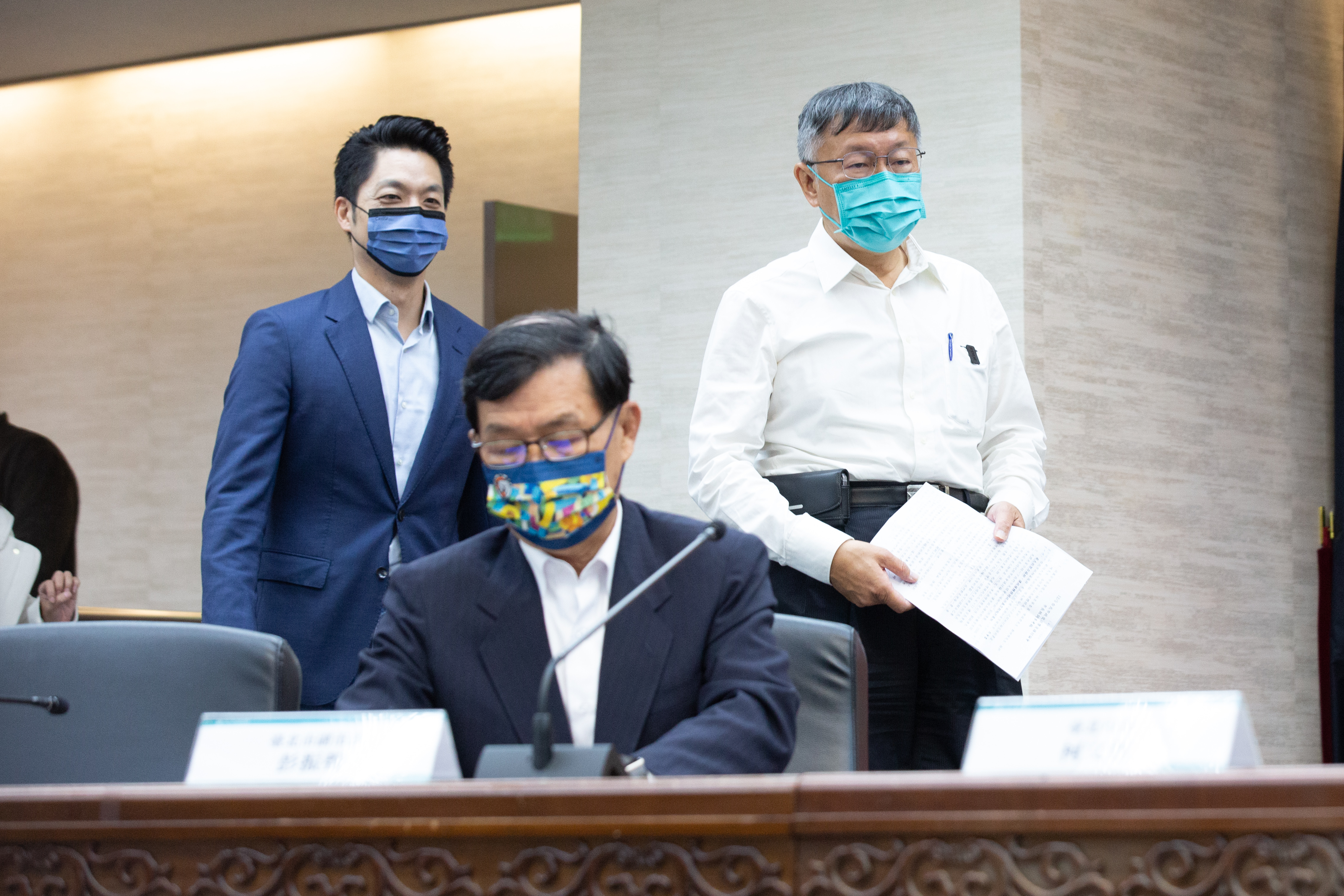 前台北市副市長彭振聲（前）今出席台北市議會精華城調查小組，透露當初成立專案小組是柯文哲（右後）授意。（本刊資料照）