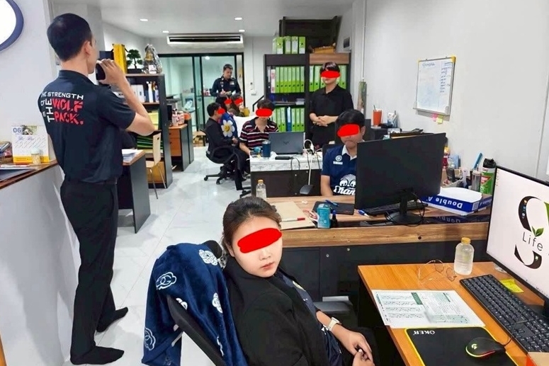 當執法人員進入現場後，赫然發現10多名人員正在電腦前作業，其中多數具有公職身分。（翻攝自hilight.kapook.com）