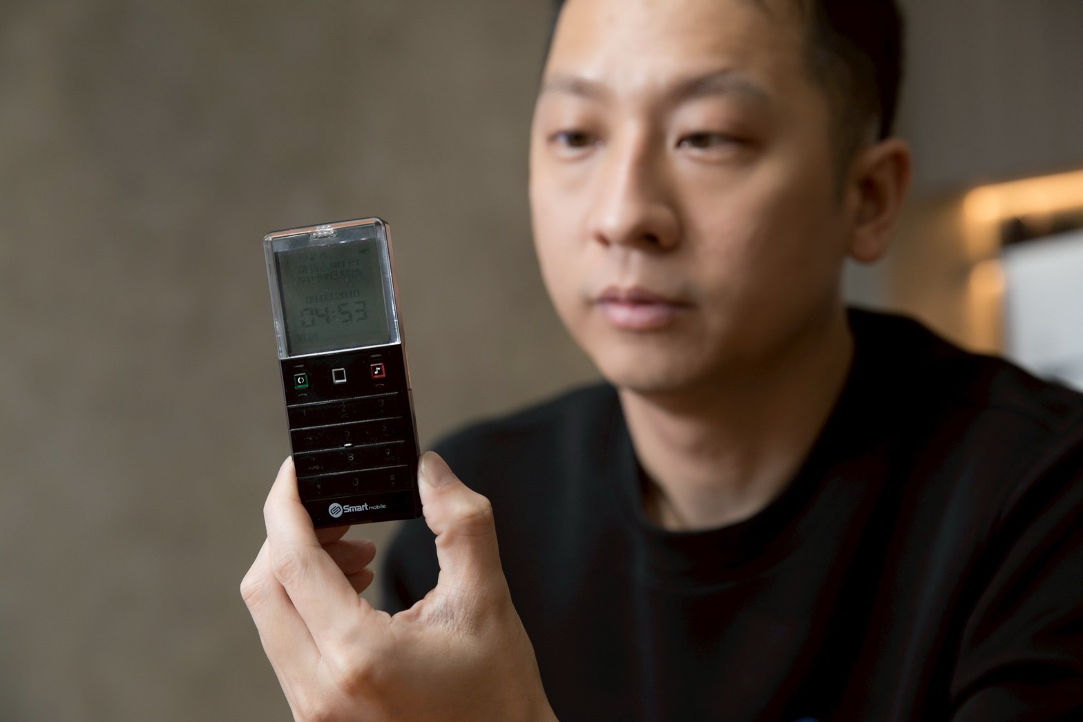 莊涵凱曾去中國批手機貼上創宇品牌販售，手機外型小巧，可惜最後賤價拋售。
