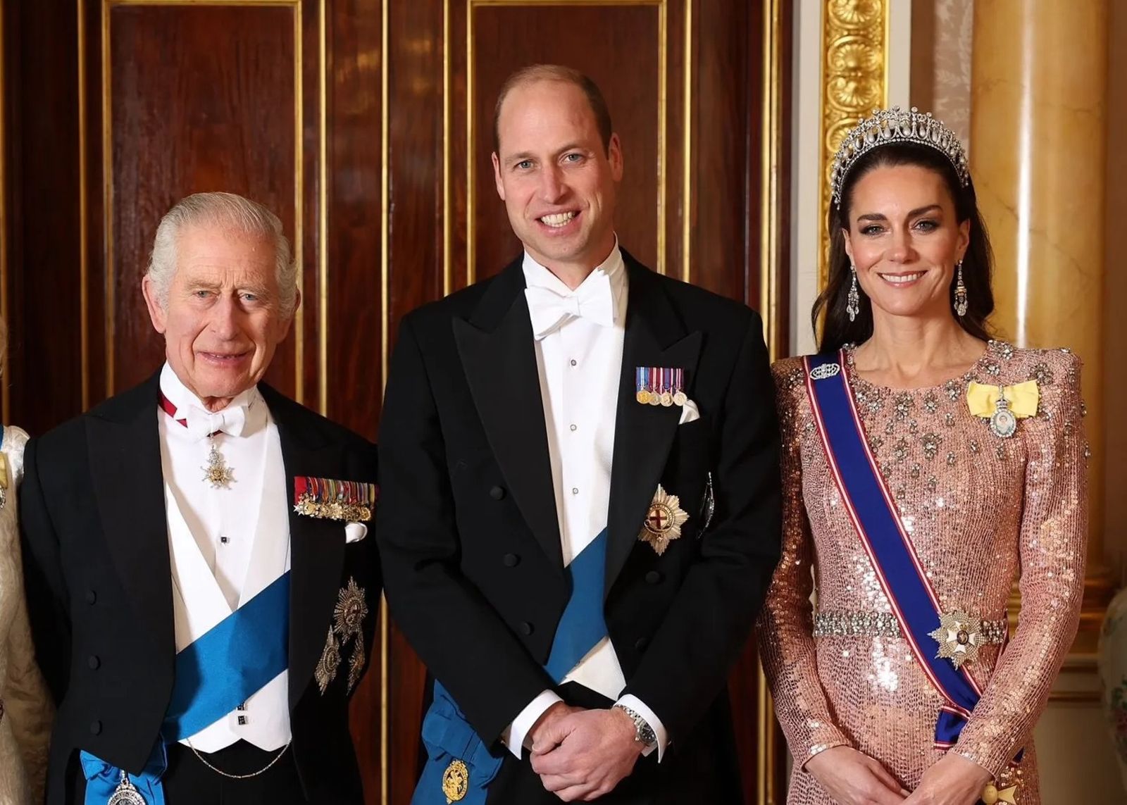 威廉王子（中）的父親查爾斯三世（左）、妻子凱特王妃（右）相繼罹癌。（圖／翻攝X@RoyalFamily）