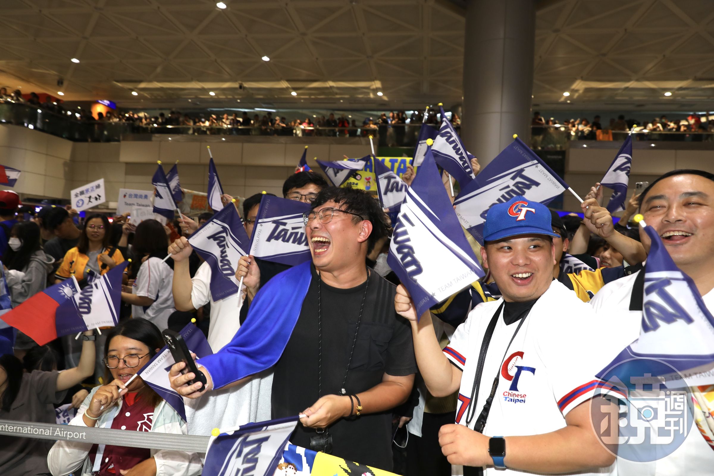 球迷們在桃園機場迎接台灣英雄凱旋歸國,場面浩大。