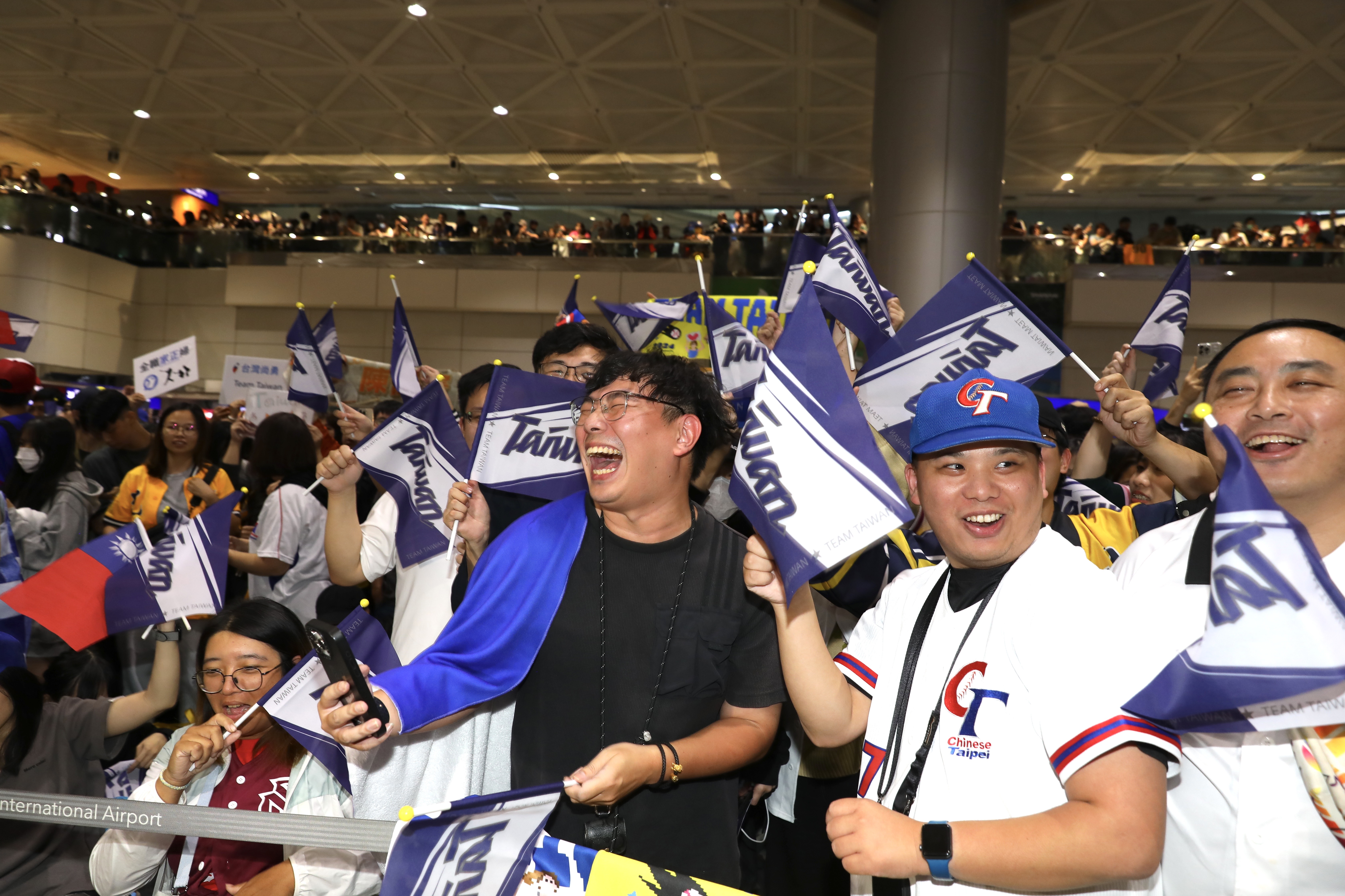 球迷們在桃園機場迎接台灣英雄凱旋歸國，場面浩大。