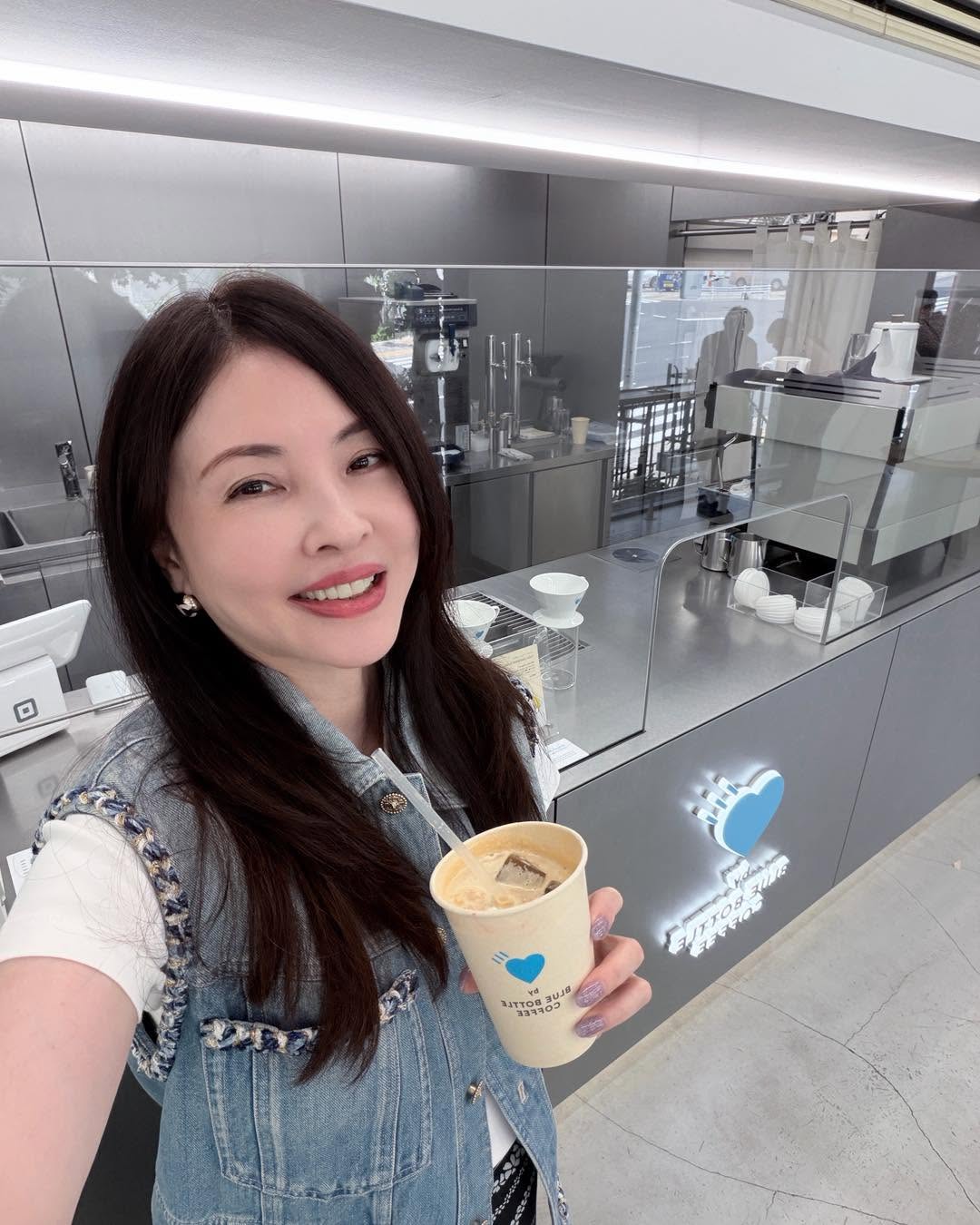 何如芸打離婚官司時，因兩子赴星國求學與疫情阻隔難以相見，只能在社群抒發隔海思念。（何如芸臉書）