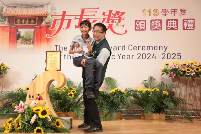 公主抱是不少畢業生的選擇拍照姿勢之一。（台南市政府提供）
