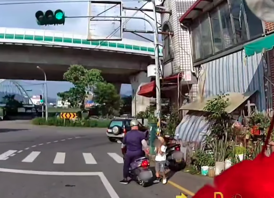 南投一名5歲男童戴著安全帽在大街上邊哭邊跑，追著機車的畫面被民眾拍下，掀起熱議。（翻攝臉書社團「南投人聊天室 2.0」）