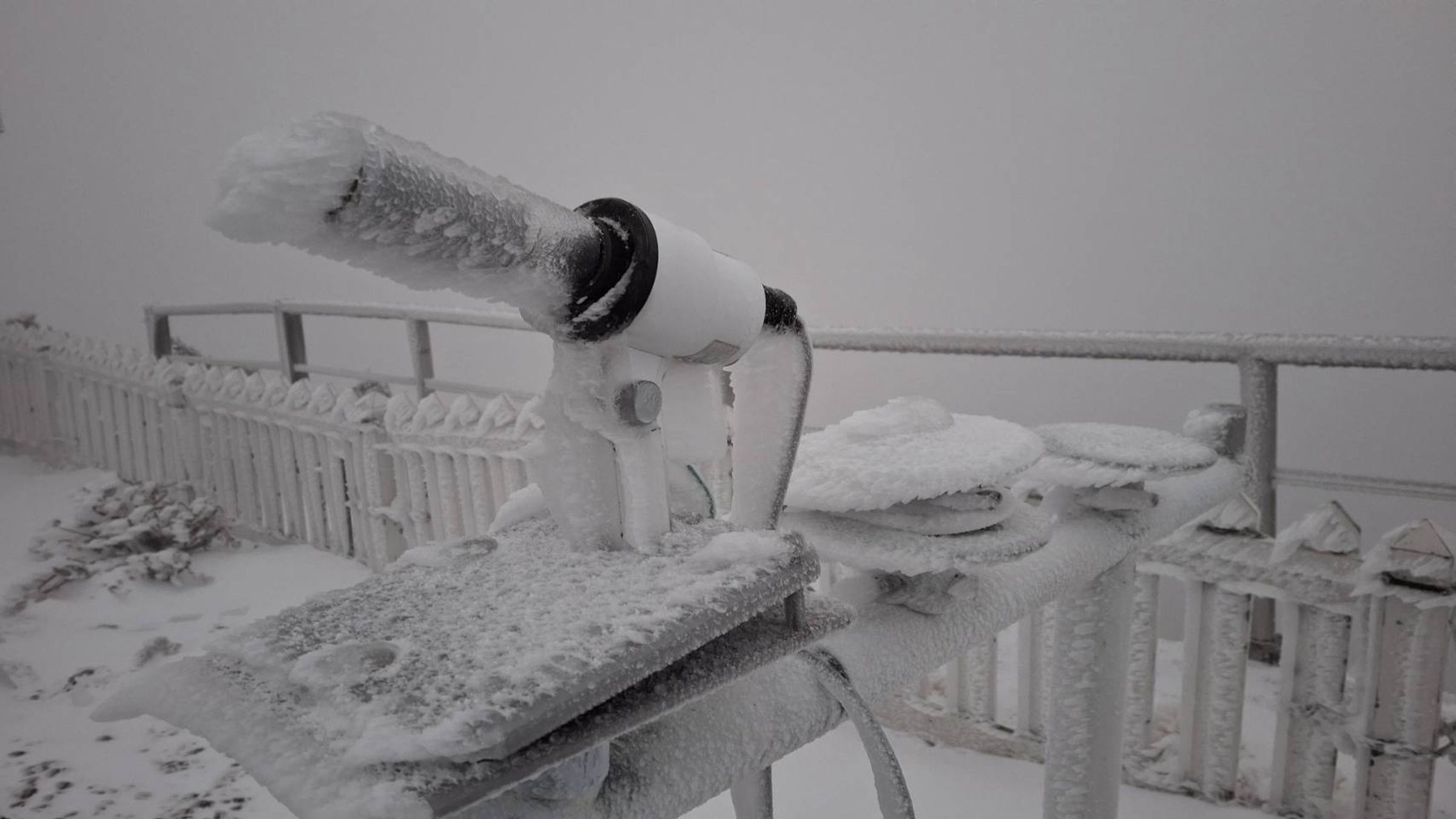 玉山累積積雪1公分並持續降雪，一片銀白世界宛如仙境。（翻攝自臉書粉專報天氣 - 中央氣象署）