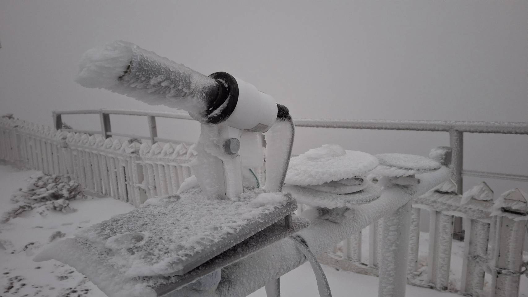 玉山累積積雪1公分並持續降雪，一片銀白世界宛如仙境。（翻攝自臉書粉專報天氣 - 中央氣象署）