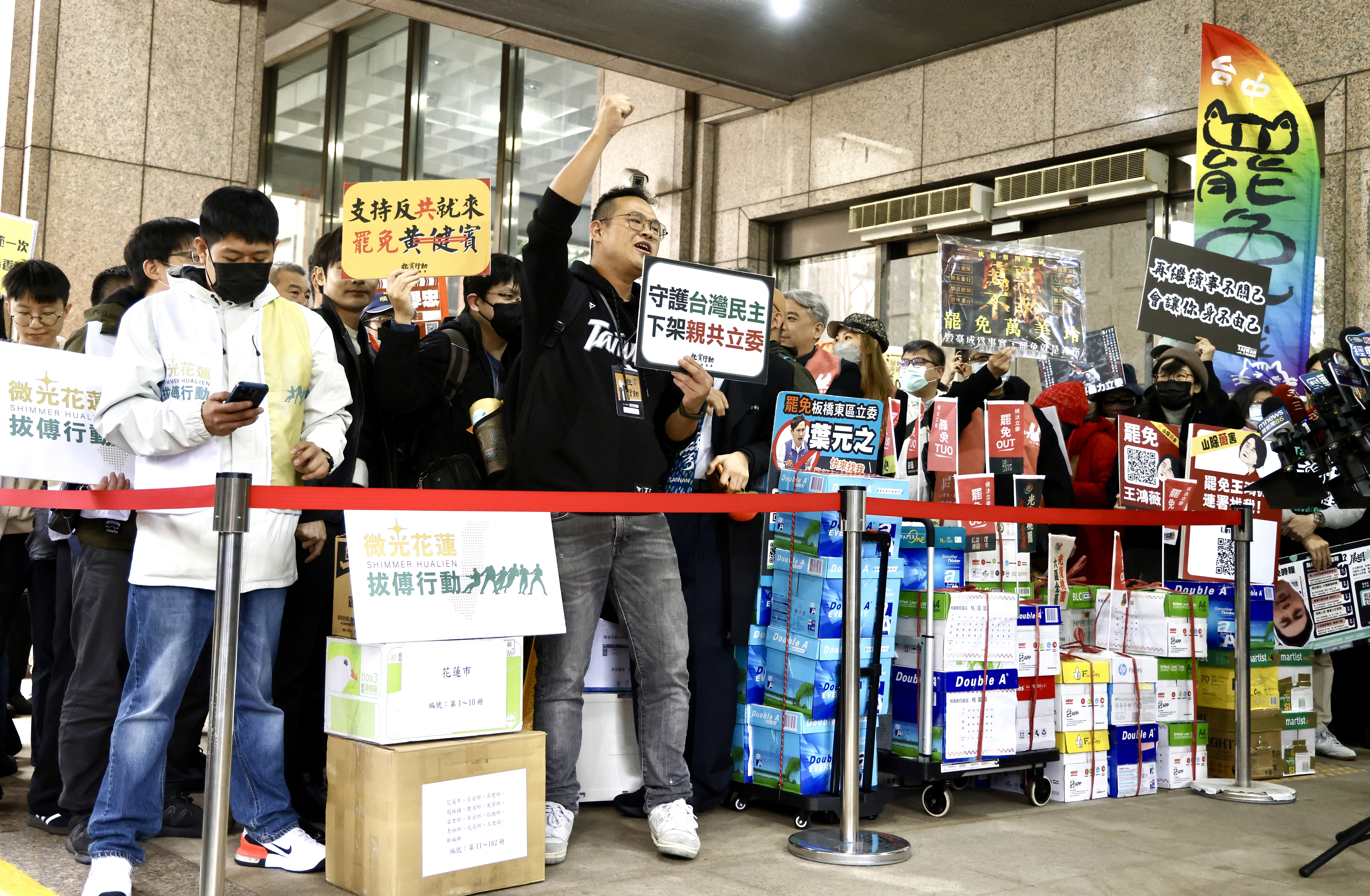 新北葉元之、台東黃建賓的二階連署今正式通過送件門檻，罷團表示將持續衝刺收件至安全份數為止。
