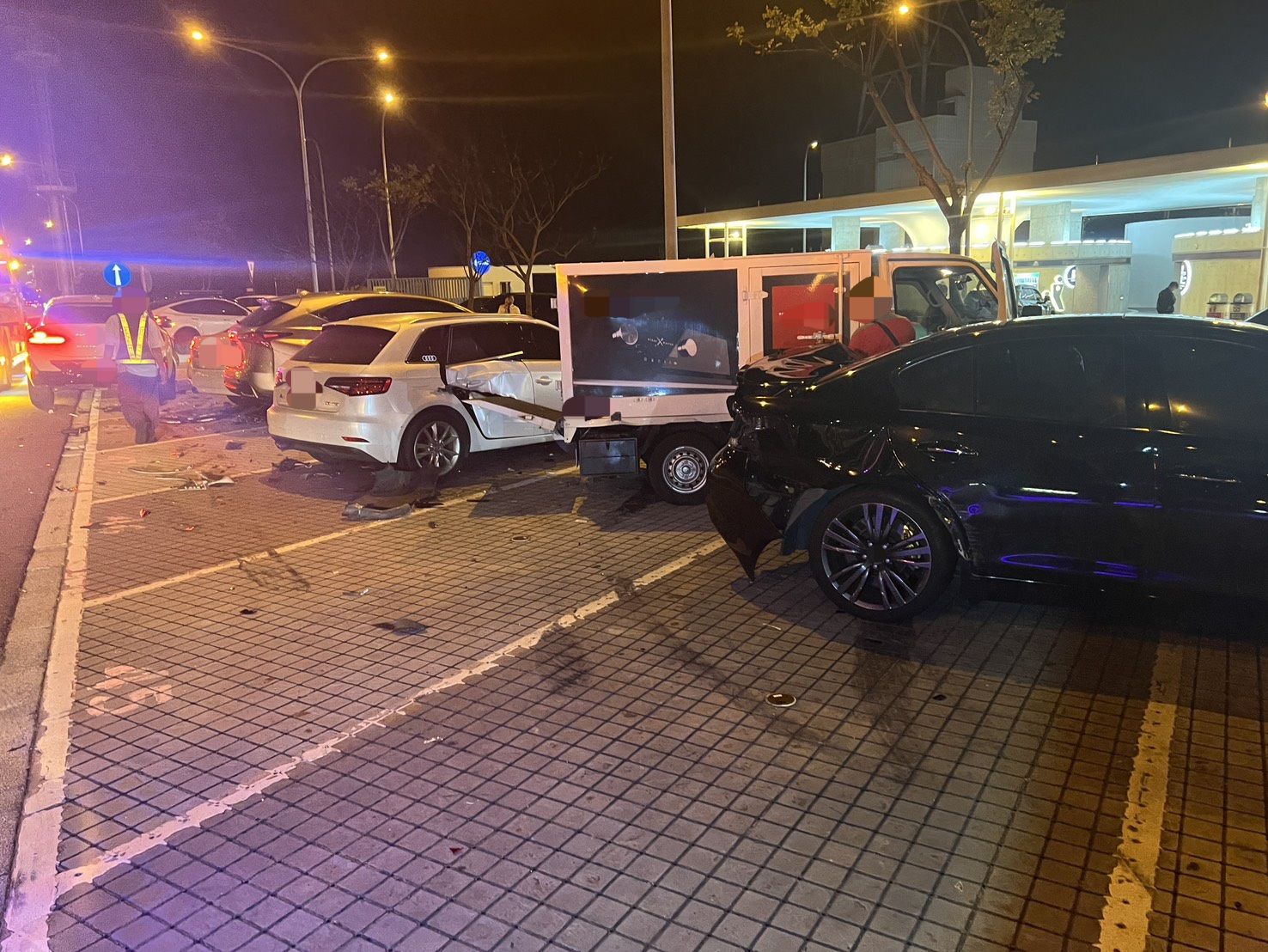 楊梅休息站衝撞意外導致現場滿地都是零件碎片,警方到場管制疏導。(翻攝畫面)