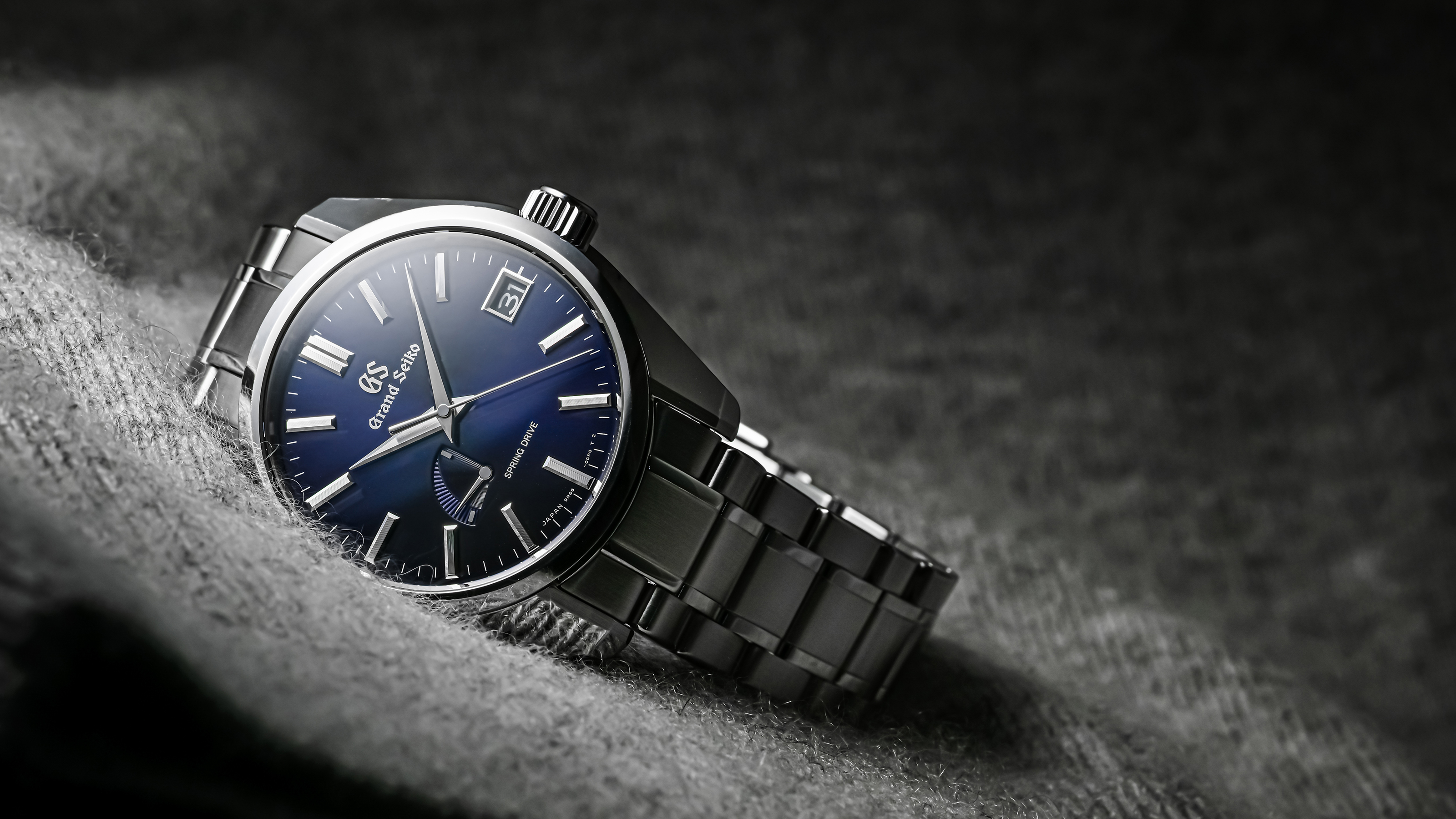 GRAND SEIKO的SBGA375，以午夜藍的單色面盤色調，搭配Spring Drive機芯的流暢滑秒，像是有流星劃過的深邃夜空般，靜謐而充滿生命力。定價NT$170,000。