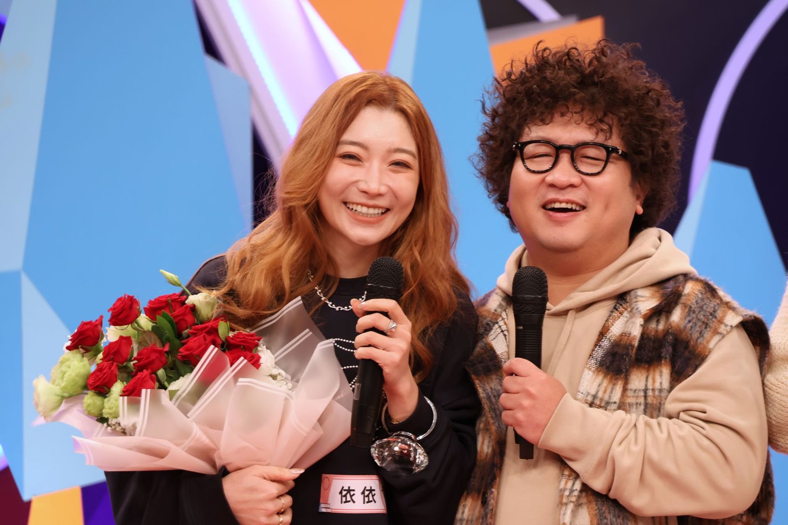 納豆近日與未婚妻依依上節目錄影。(中天提供)