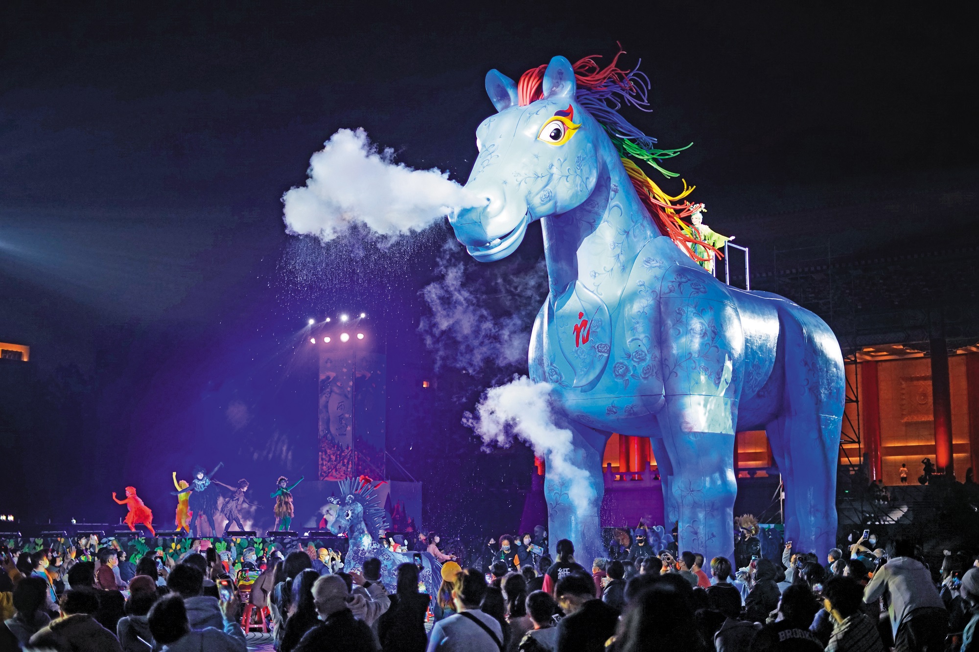 為帶給小朋友更豐富的想像，紙風車重金為客家親子劇《雨馬》打造高4層樓的大型道具。（紙風車提供）