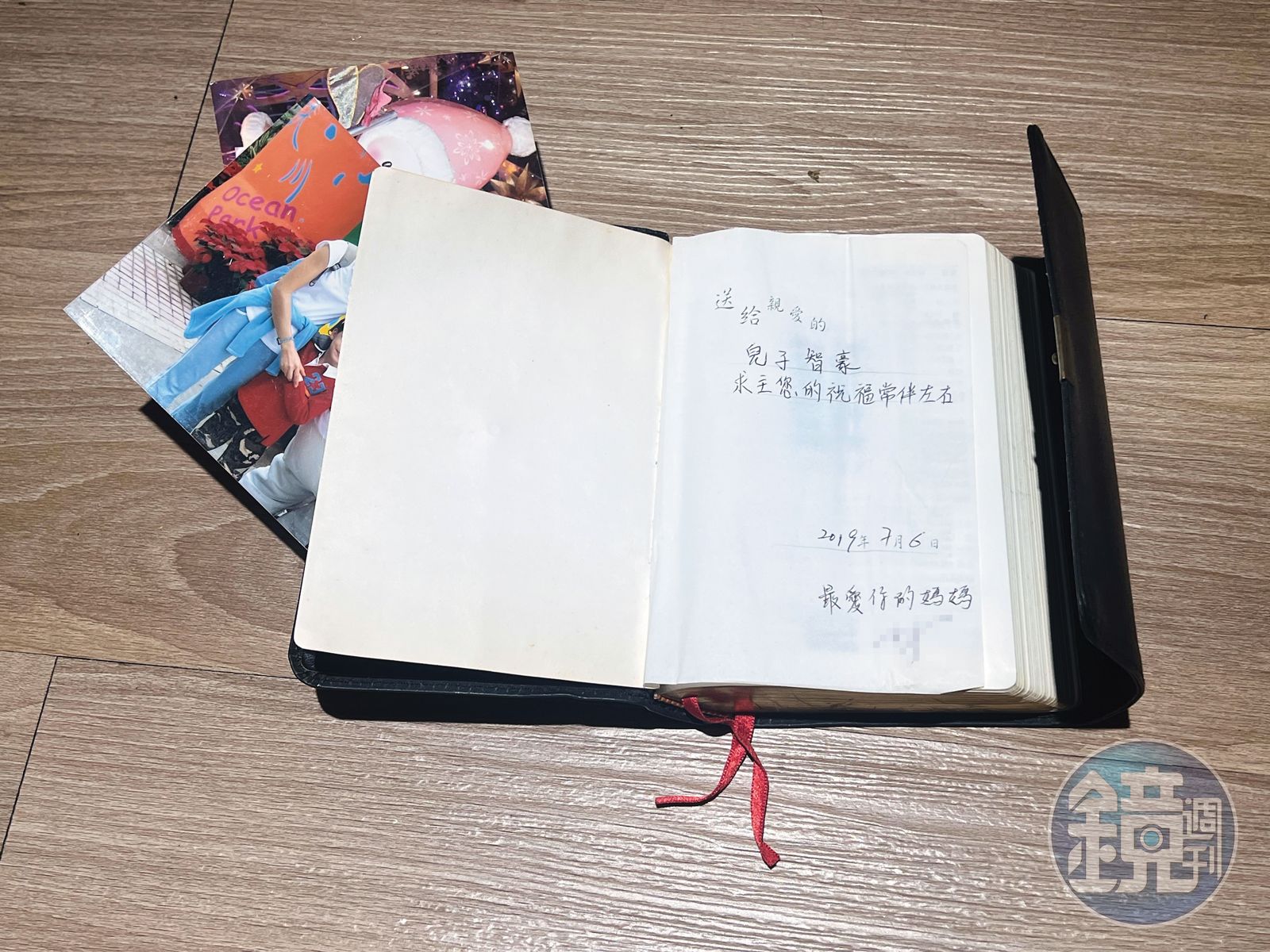 蔡智豪當年逃亡來台的行李中，有一本媽媽塞進去的聖經。聖經扉頁上，寫著媽媽的祝福。（蔡智豪提供）