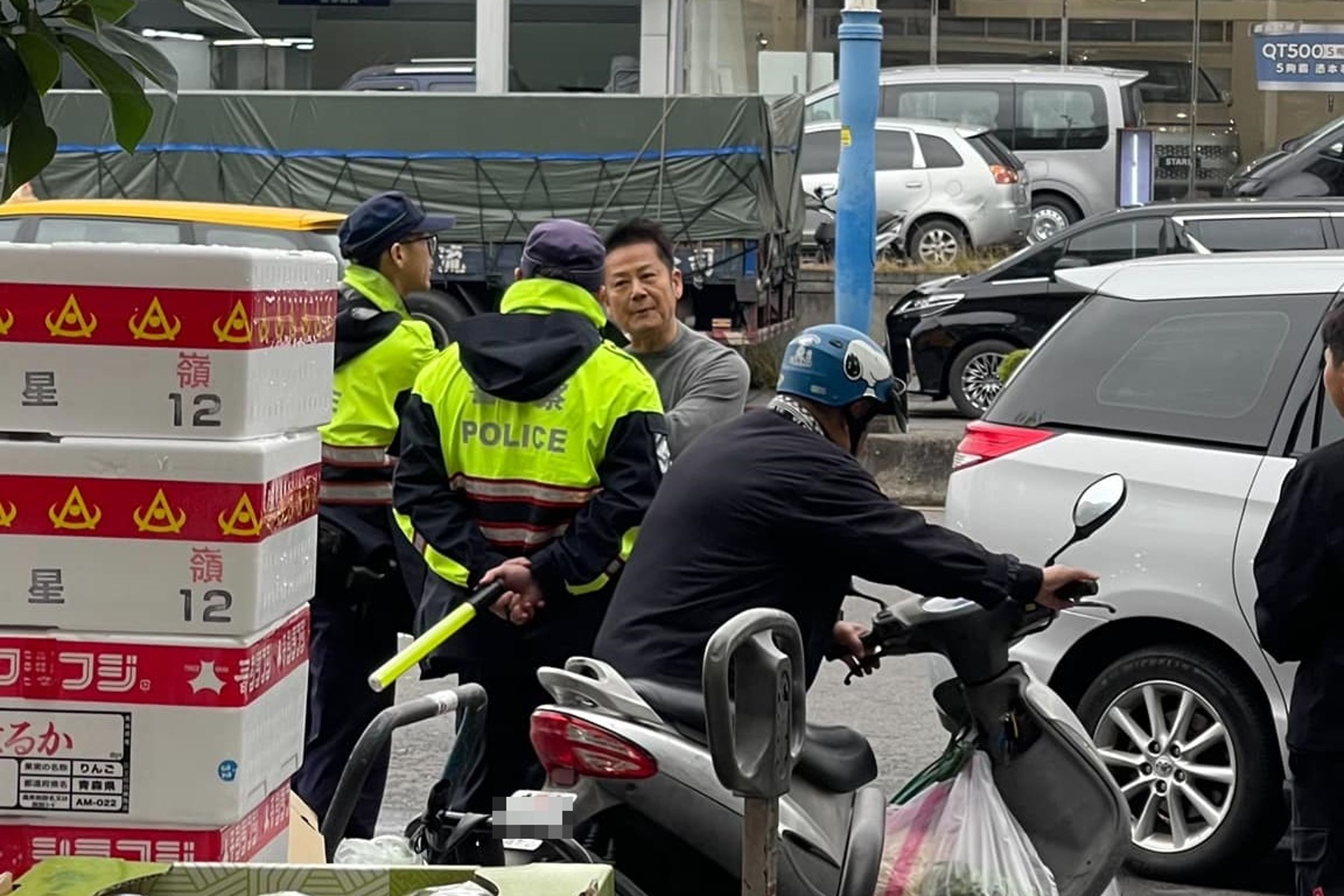 網友稱徐乃麟因違被開單,當街「暴氣與員警開戰」,但徐乃麟透過經紀人澄清,沒有發生衝突。(翻攝自臉書「爆料公社二社」)