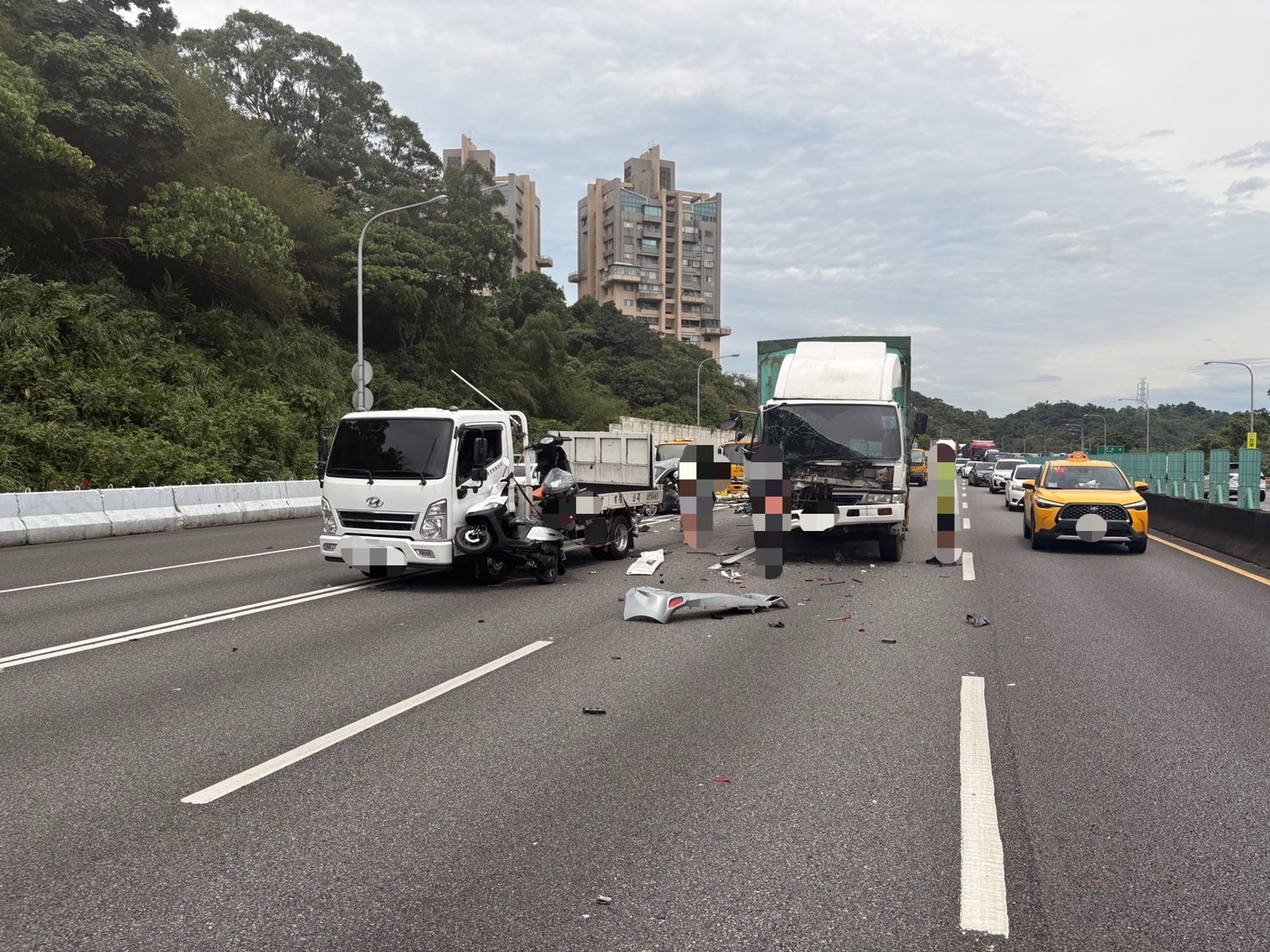 肇事的大貨車駕駛疑似變換車道不慎追撞轎車,造成4車連環撞事故。翻攝畫面