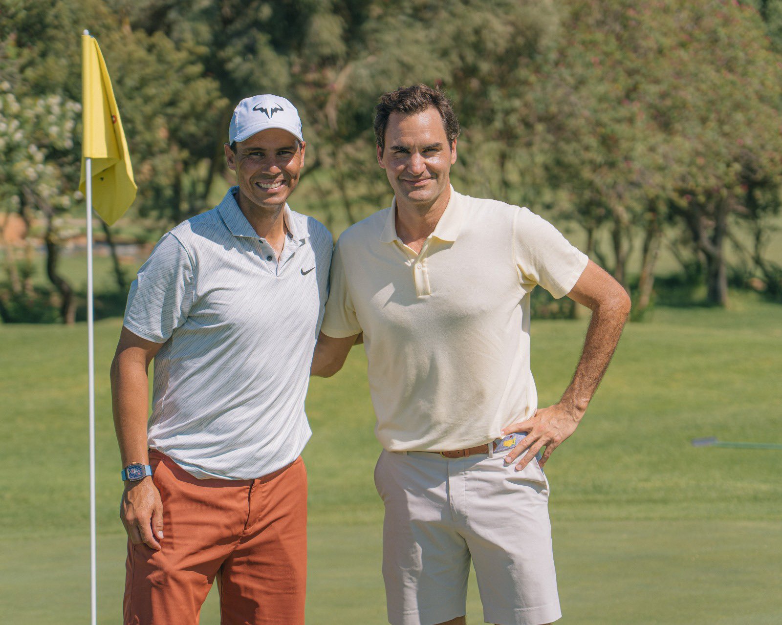 費德勒（右）和納達爾（左）一起打球，只不過這回兩人不是打網球，而是打高爾夫。（翻攝X@RafaelNadal）