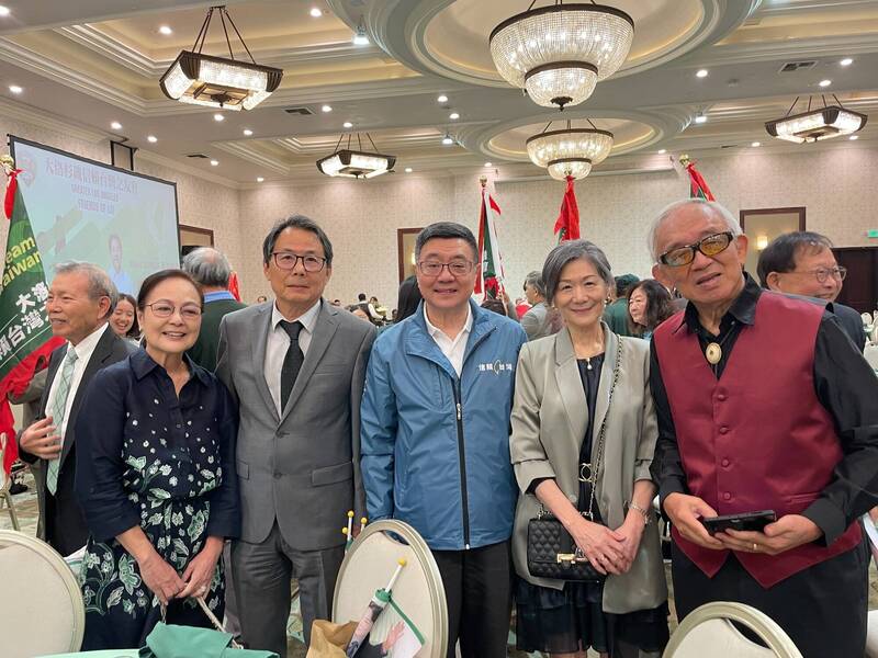 大洛杉磯信賴台灣之友會募款餐會,總統蔡英文的四姊蔡瀛如(右2)也到場支持。(賴清德競選辦公室提供)