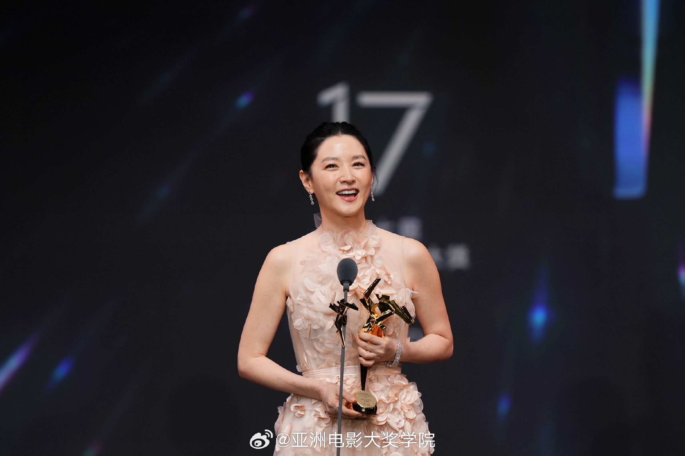 「大長今」李英愛獲得卓越亞洲電影人大獎，現年53歲的她完全看不出真實年齡，超凍齡。（翻攝自亞洲電影大獎學院微博）