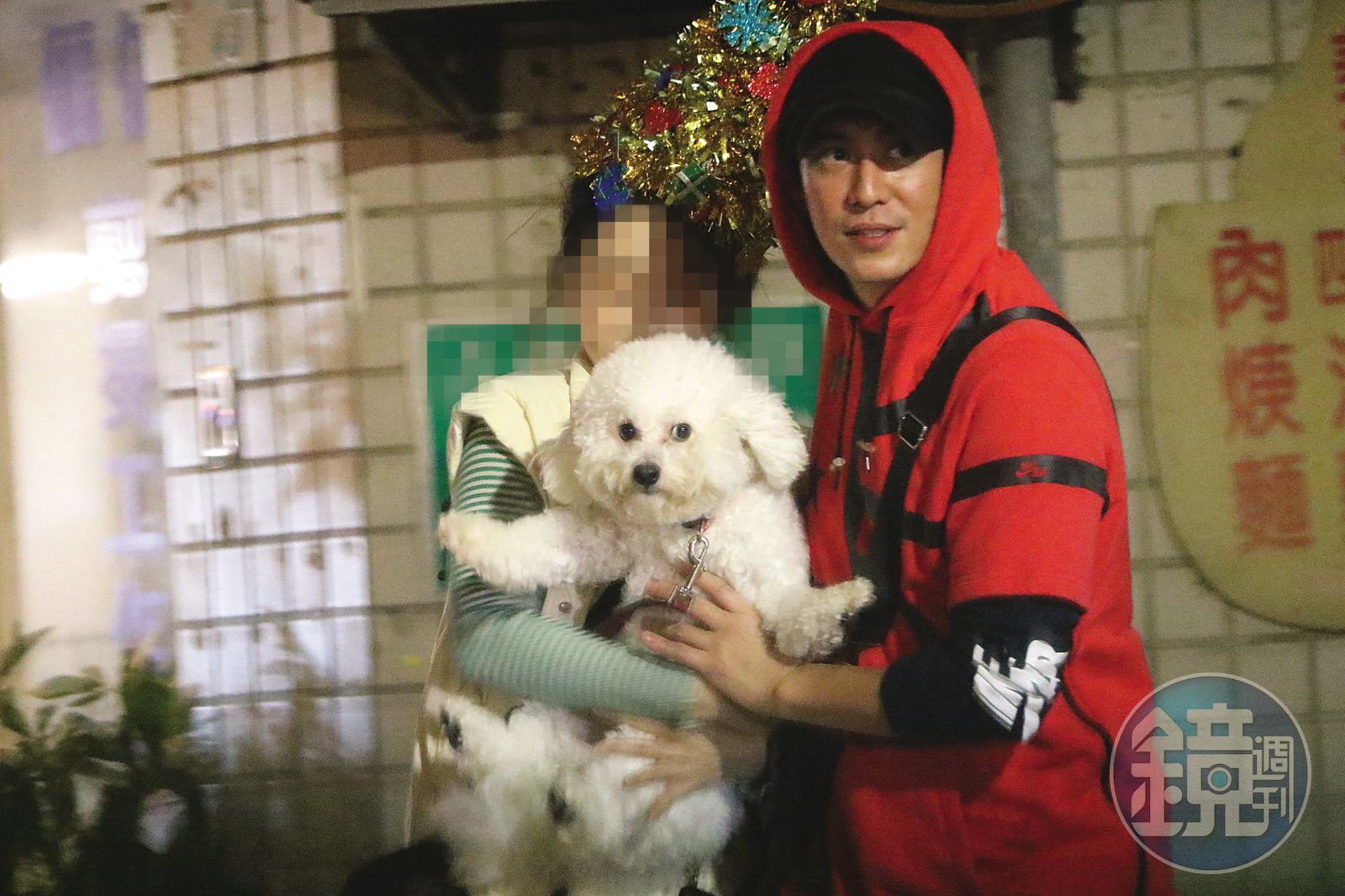 陳楚河（右）和一票哥兒們聚會結束後，女友（左）戴著充滿耶誕氣息的裝飾來會合