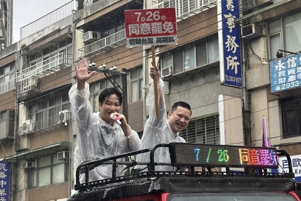 頂著烈日、迎著風雨，高揚凱在藍中之藍的大安、文山，走上街頭，只為堅定喊出—這片土地，值得更好的選擇。（高揚凱提供）