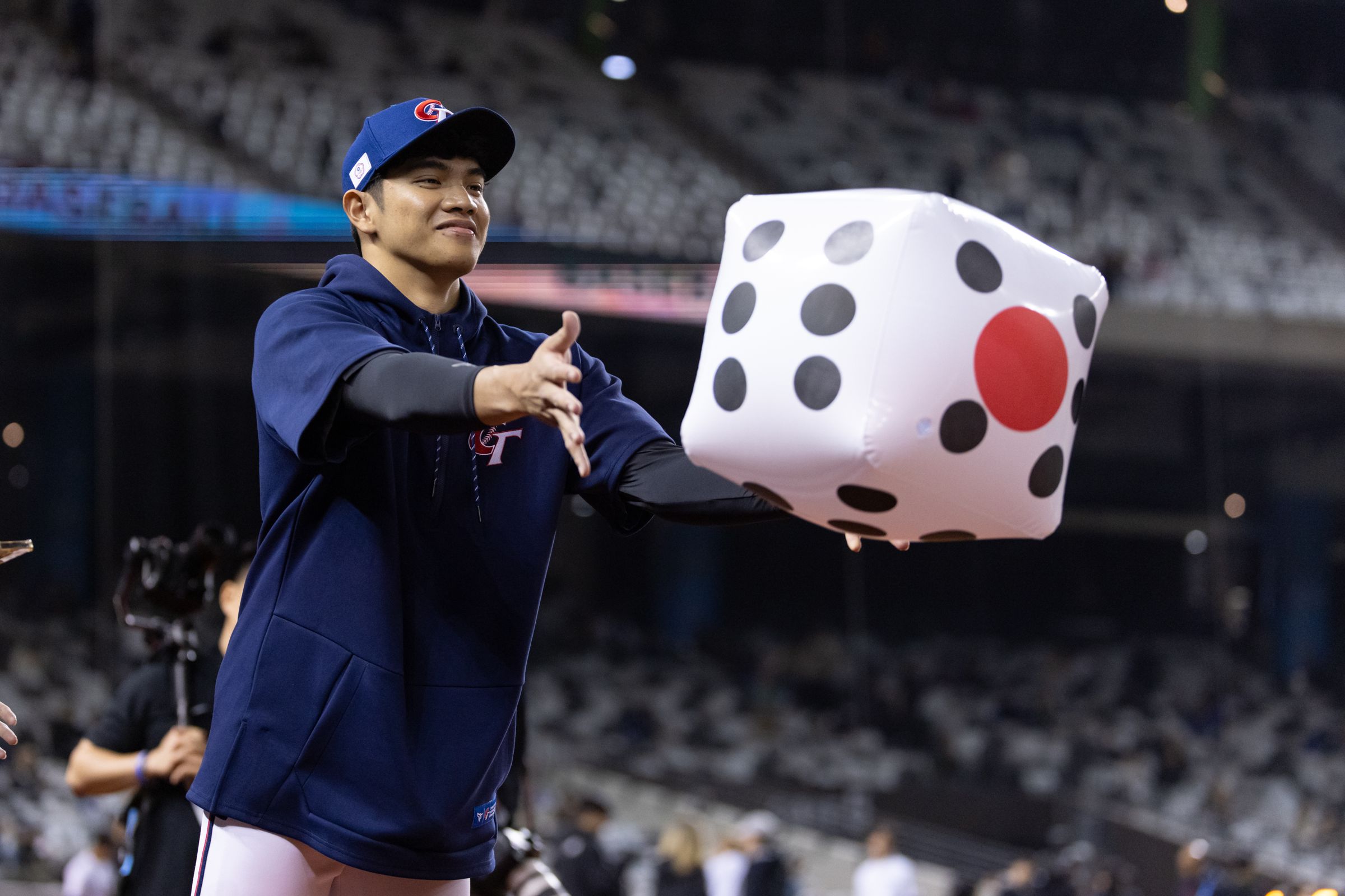 12強為台灣帶來好運的護國神骰今晚已經出現在台灣隊休息區。（棒協提供）