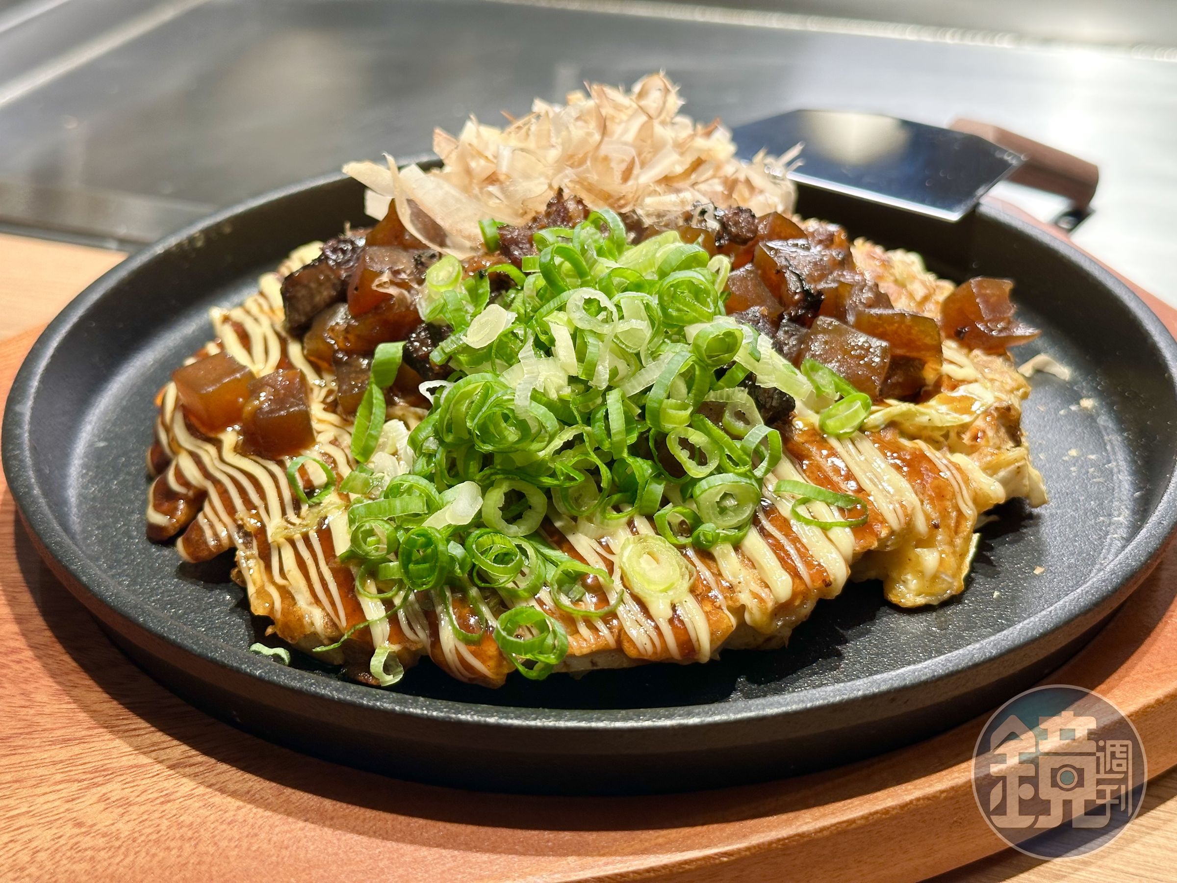 「Bokkake經典大阪燒」內餡偏濕軟，醬味重鹹。（279元／份）