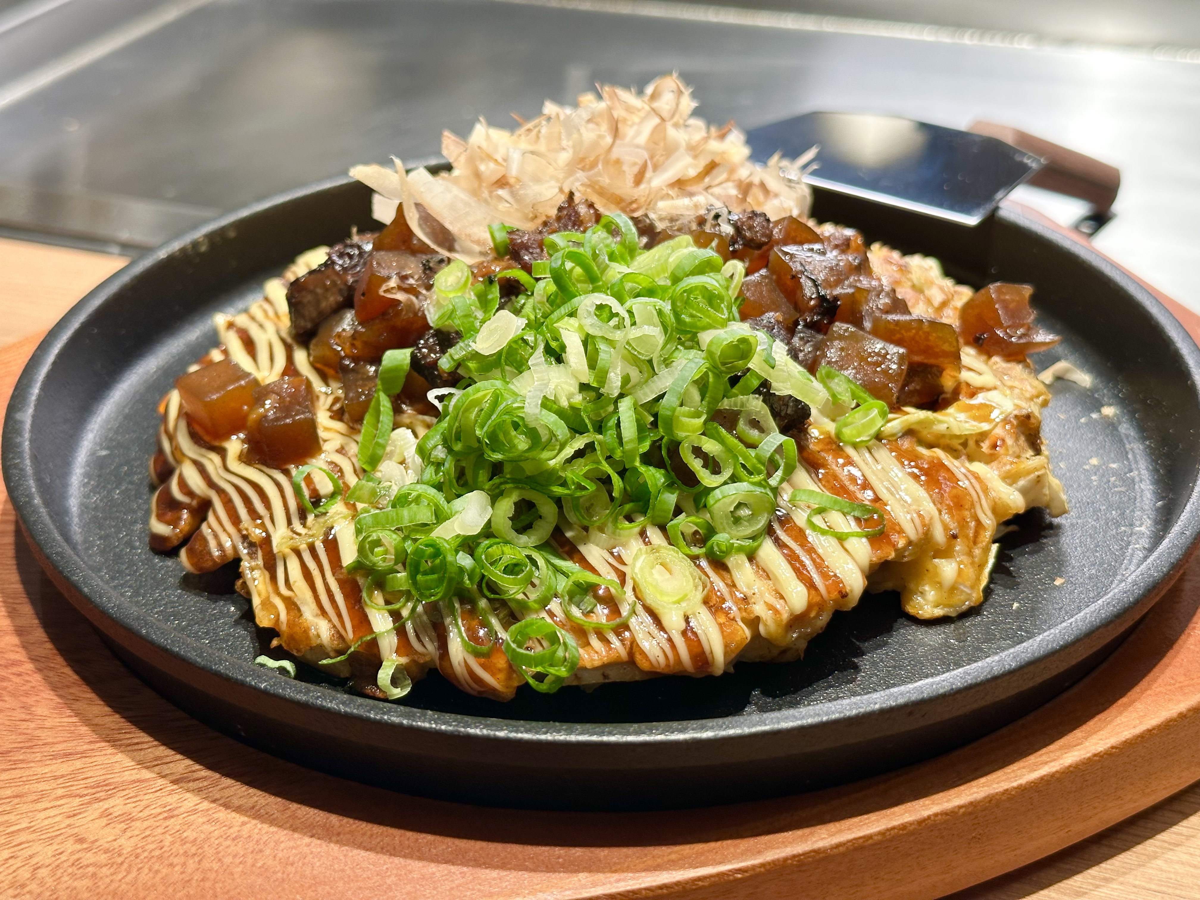 「Bokkake經典大阪燒」內餡偏濕軟，醬味重鹹。（279元／份）