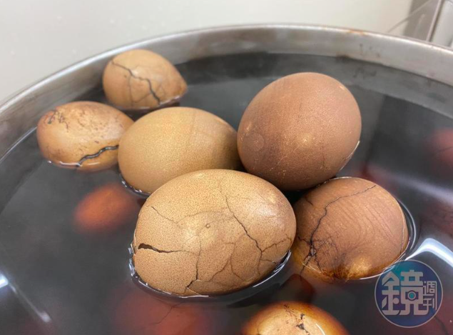 陽明交大二餐的7-11貼出公告，表示發現過去2個月共有476顆茶葉蛋未經結帳就取用。（示意圖，資料照）