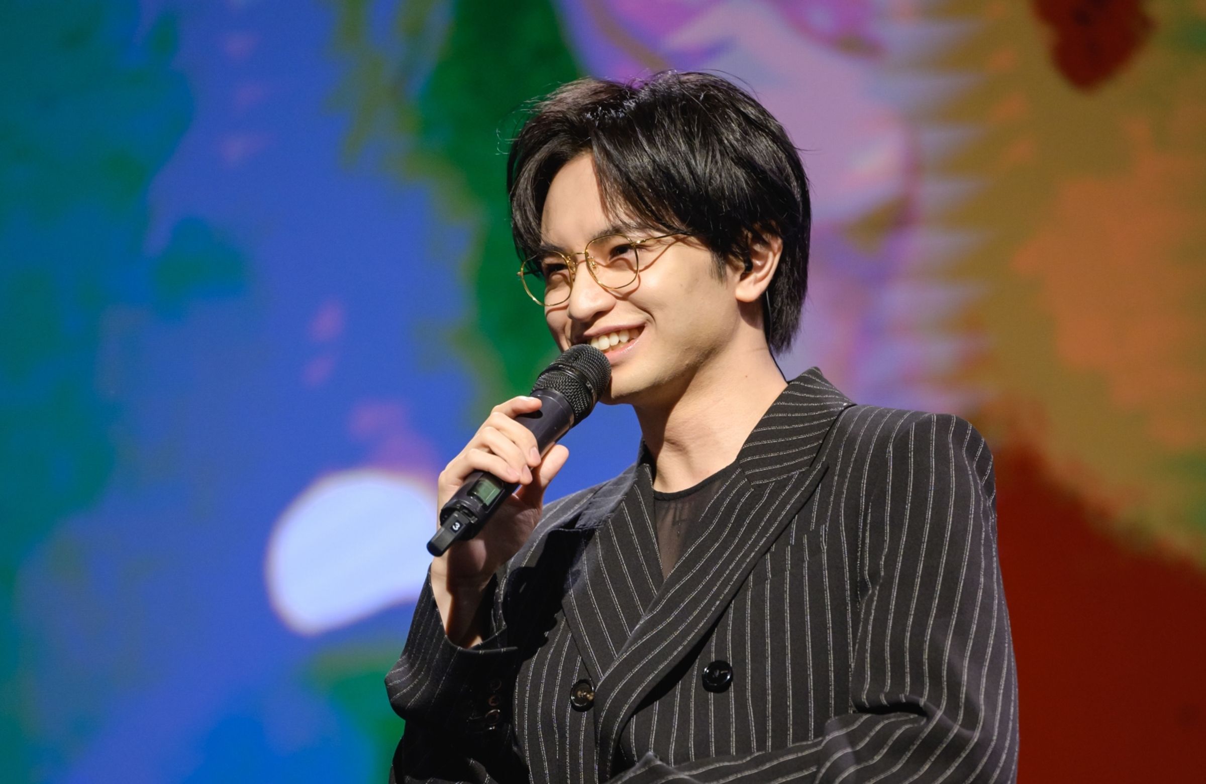 中島健人在見面會戴上眼鏡,現學現賣中文說:「我很傲嬌」,引起粉絲尖叫。(大鴻提供)