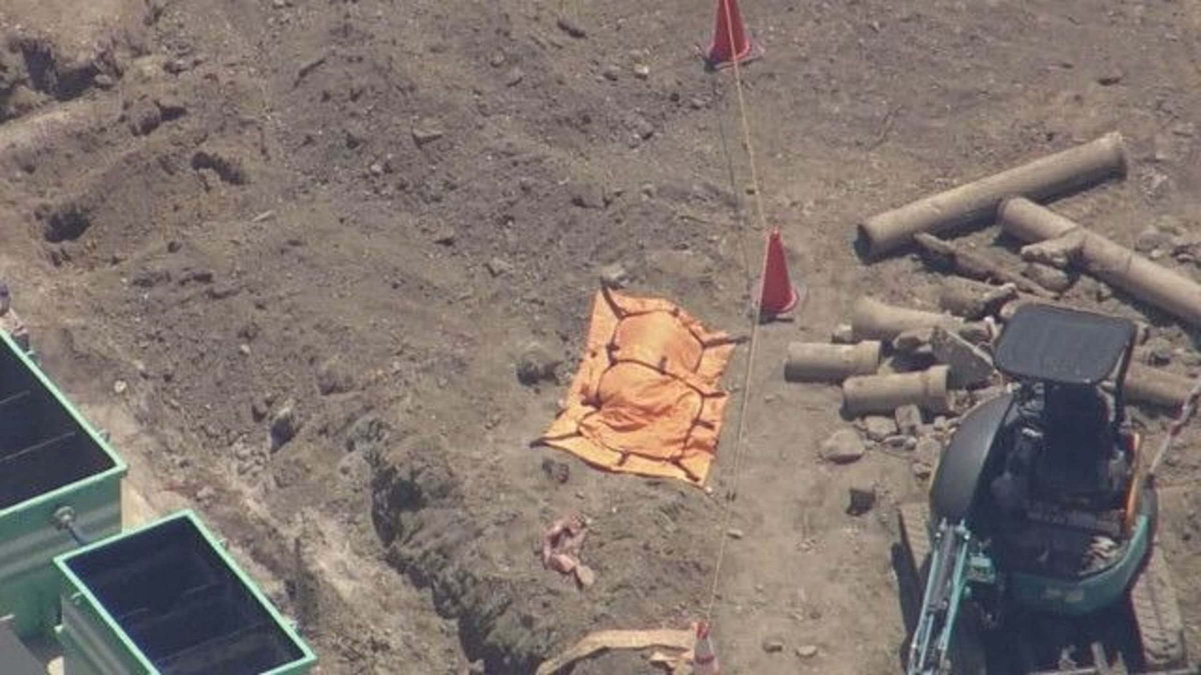 廣島大學霞校區拆除建築物後的地底下發現疑似炸彈的物體。(翻攝自廣島HOME電視台)
