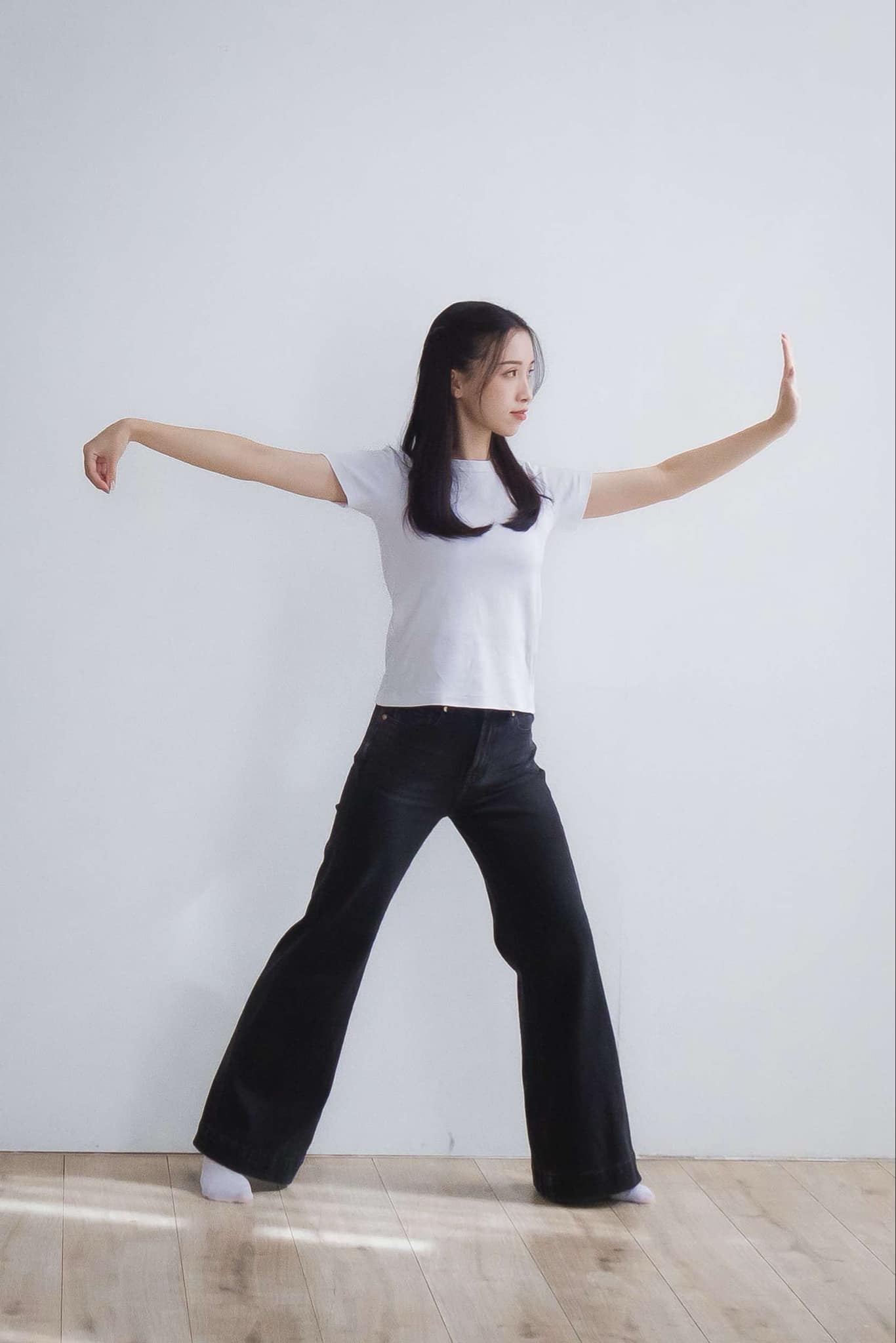 太極式「單鞭」,能幫助胸腔打開,可協助人開金氣,聚財氣。(念禾中醫提供)