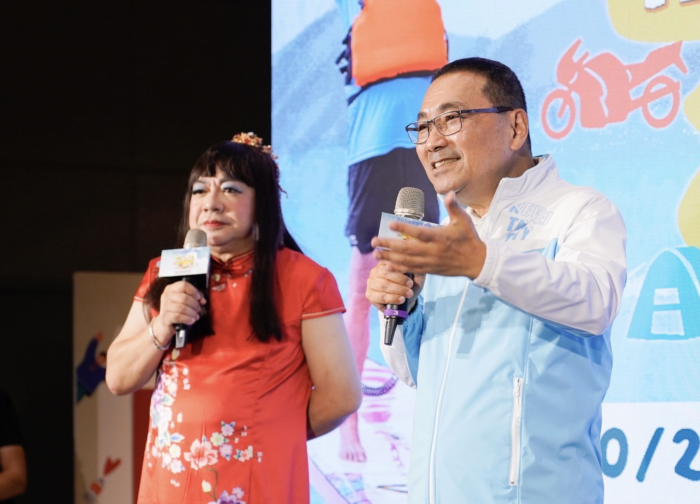 董至成以董月花之姿主持。(新北市政府社會局提供)