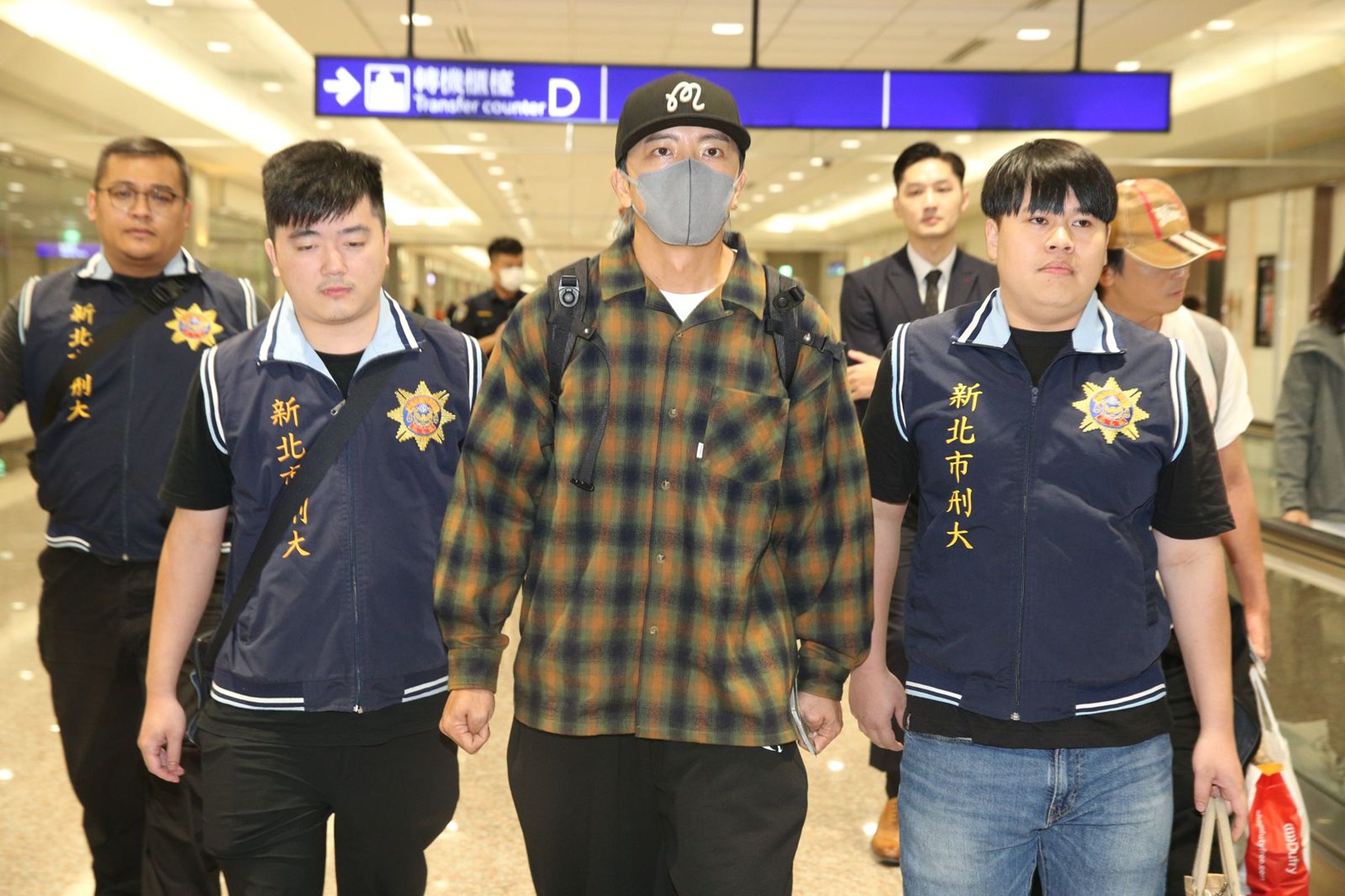 坤達今晨抵台遭警方拘提。(桃園機場記者聯誼會提供)