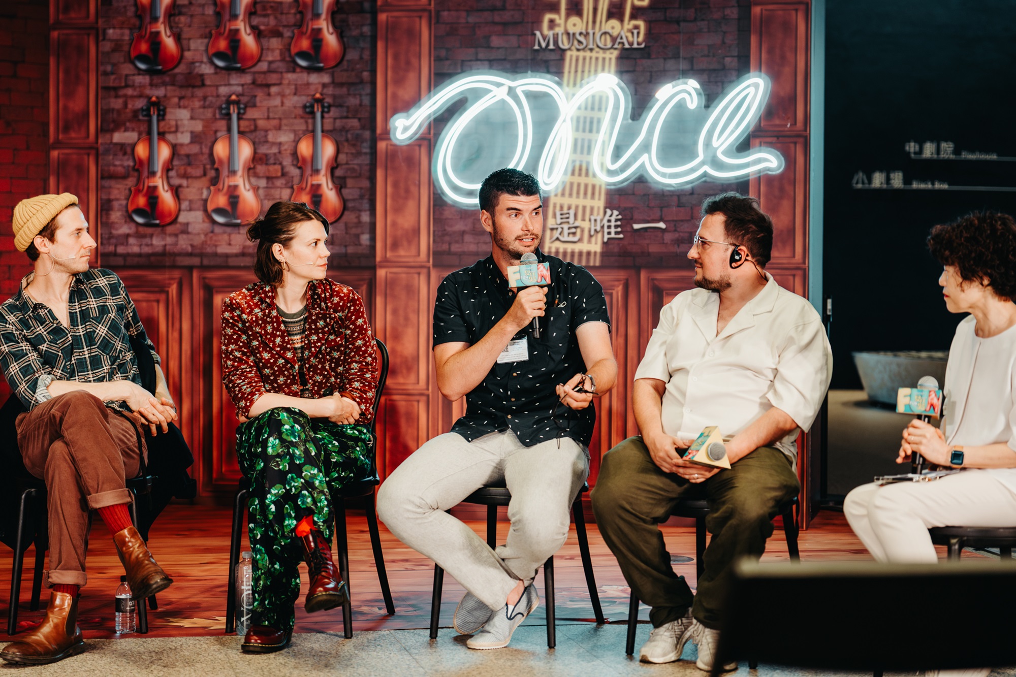 音樂劇《Once, 愛是唯一》男主角亞瑟達維爾(左起)、女主角伊內絲德克拉克、助理音樂總監基蘭楊、導演狄恩強生和臺中國家歌劇院藝術總監邱瑗出席記者會。(台中國家歌劇院提供)