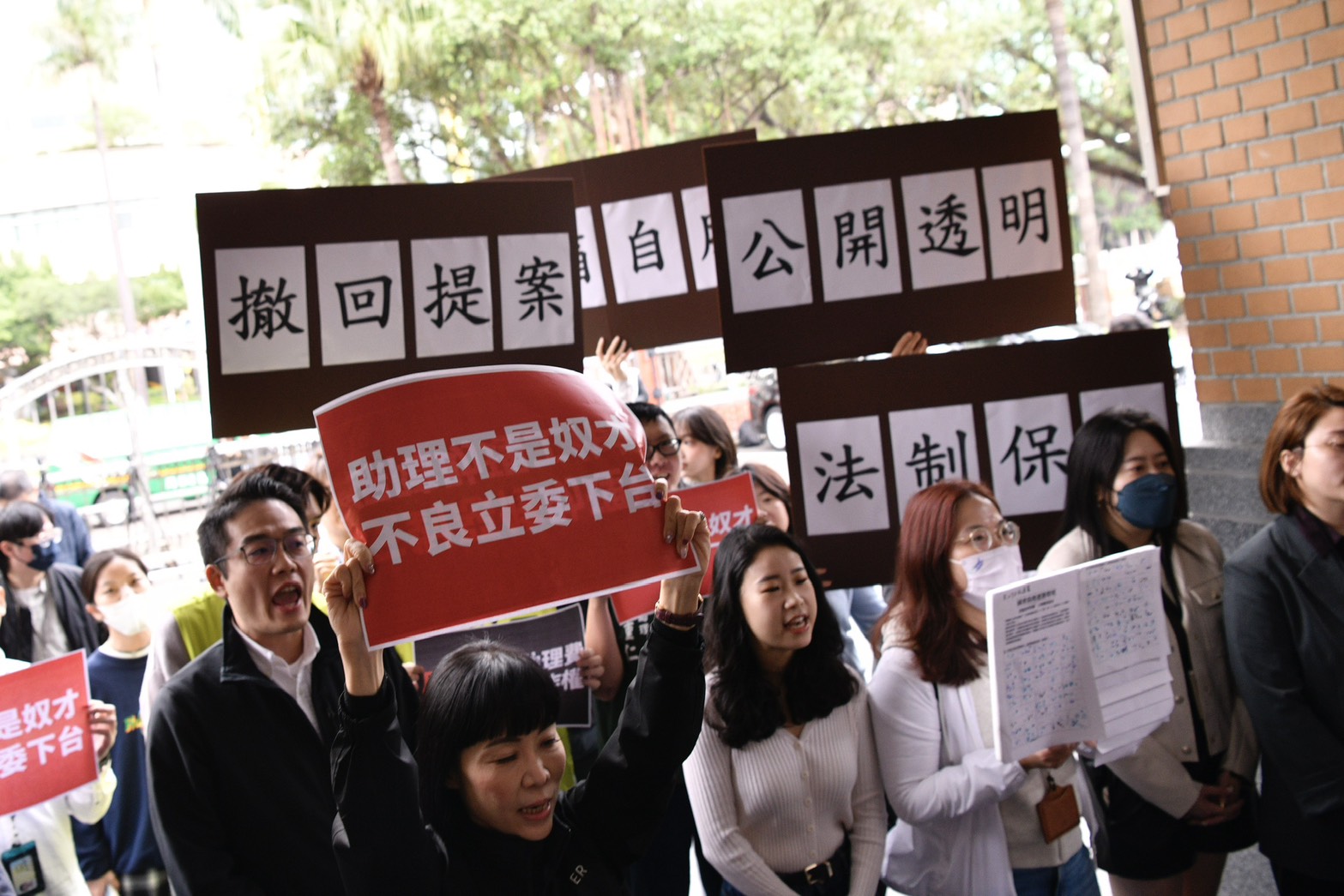 上個月陳玉珍提案修法將詐領助理費除罪化,引發跨黨派立委助理抗議反彈,雖然國民黨團一度撤案,但又改由牛煦庭提出類似版本,近日擬在會期結束前清倉闖關。(鏡報李智為)