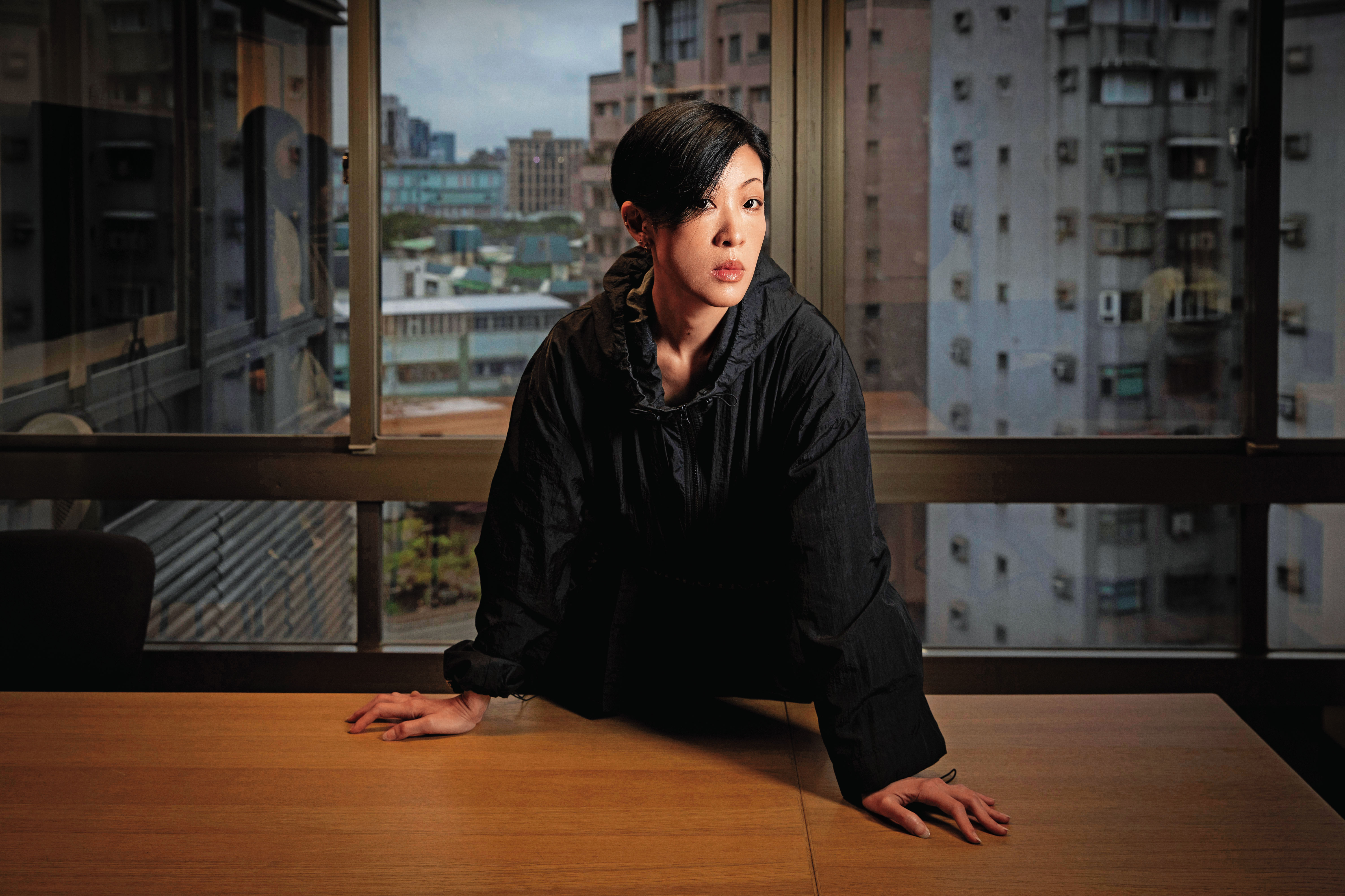 陳珊妮關注AI時代倫理與法益兩難。專訪結束後，她又告知我們近日一款AI圖片生成網站「krea.ai」使用名人影像生成不雅照，種種亂象令她憂心。